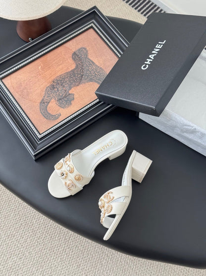 MULE SLIDE SANDALS IN WHITE LAMBSKIN WITH LOGO STICKER DETAIL