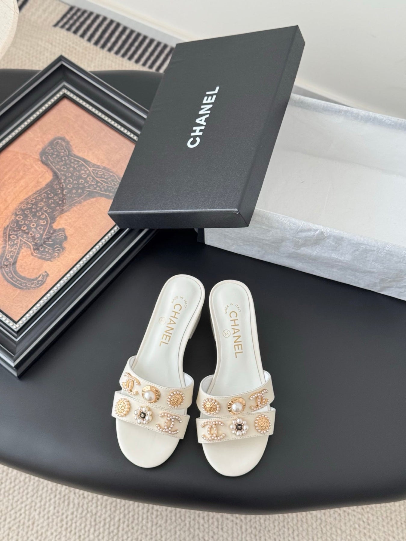 MULE SLIDE SANDALS IN WHITE LAMBSKIN WITH LOGO STICKER DETAIL