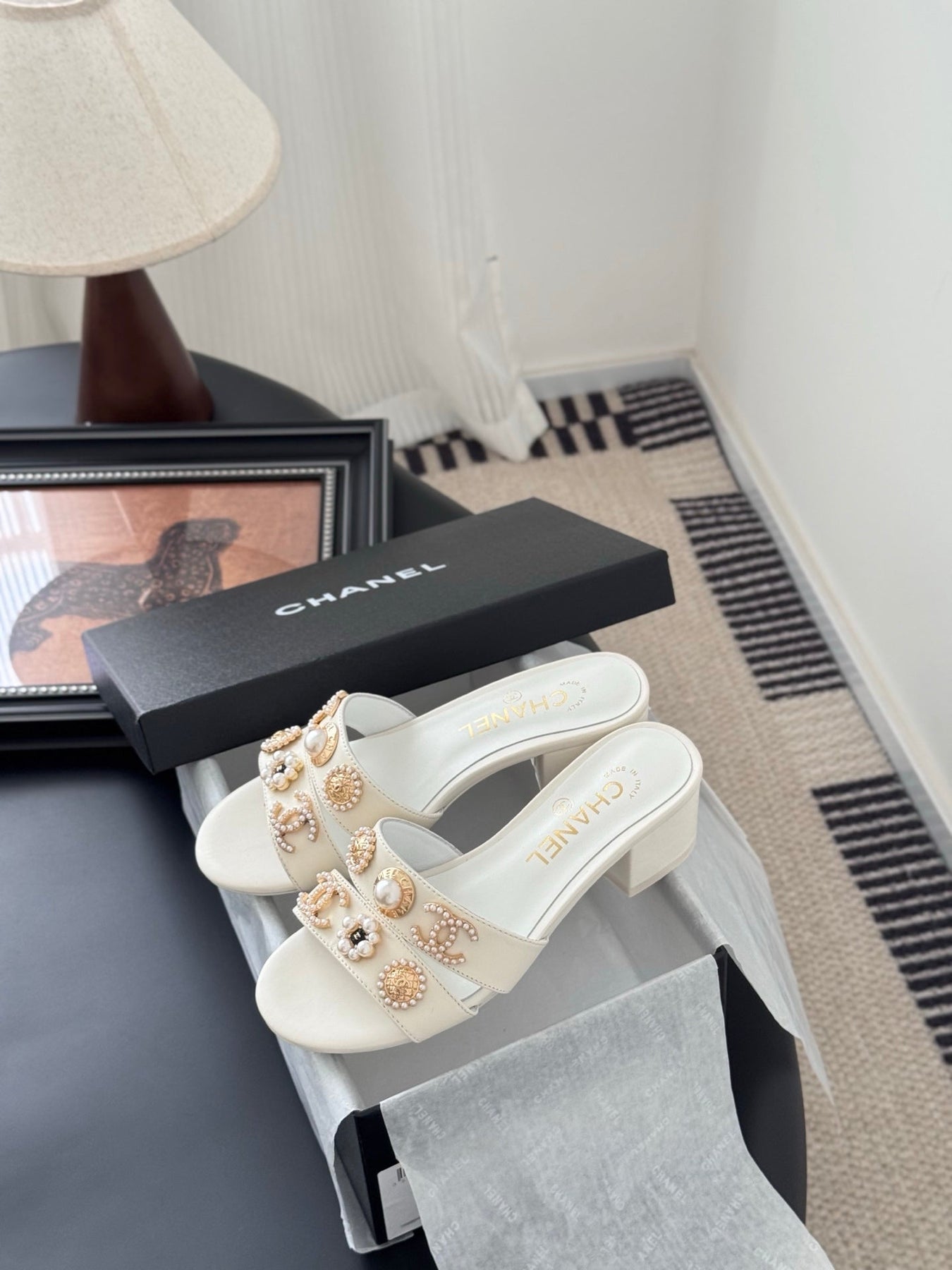 MULE SLIDE SANDALS IN WHITE LAMBSKIN WITH LOGO STICKER DETAIL