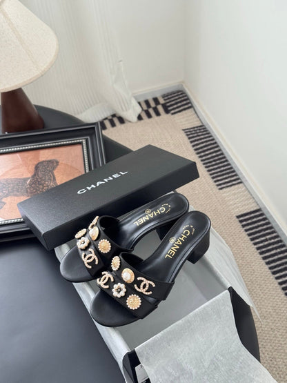 MULE SLIDE SANDALS IN BLACK LAMBSKIN WITH LOGO STICKER DETAIL