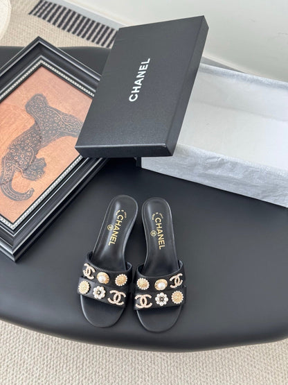 MULE SLIDE SANDALS IN BLACK LAMBSKIN WITH LOGO STICKER DETAIL