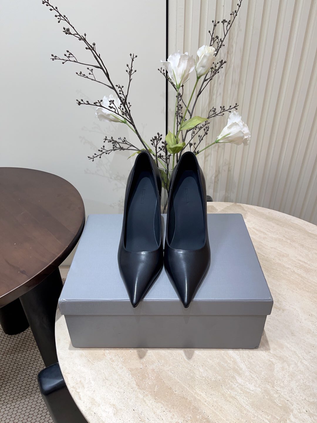 CURVED HEEL SHALLOW MOUTH PUMPS IN BLACK CALFSKIN