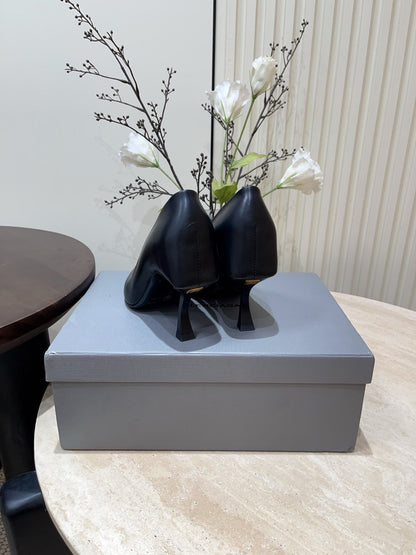 CURVED HEEL SHALLOW MOUTH PUMPS IN BLACK CALFSKIN