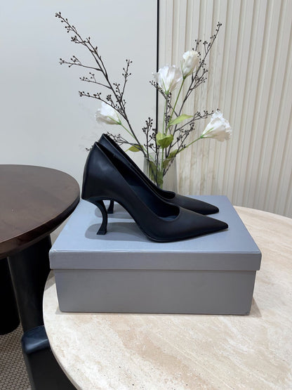 CURVED HEEL SHALLOW MOUTH PUMPS IN BLACK CALFSKIN