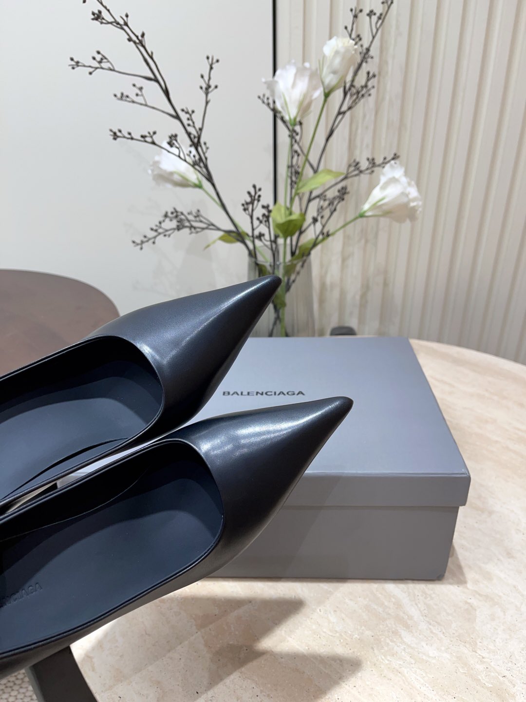 CURVED HEEL SHALLOW MOUTH PUMPS IN BLACK CALFSKIN