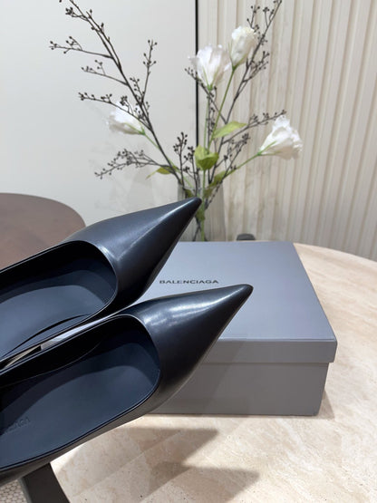 CURVED HEEL SHALLOW MOUTH PUMPS IN BLACK CALFSKIN