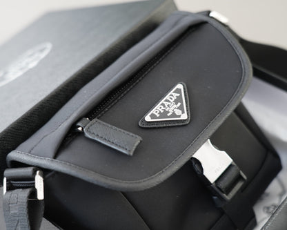 MEDIUM FLAP BAG 20 IN BLACK RE-NYLON