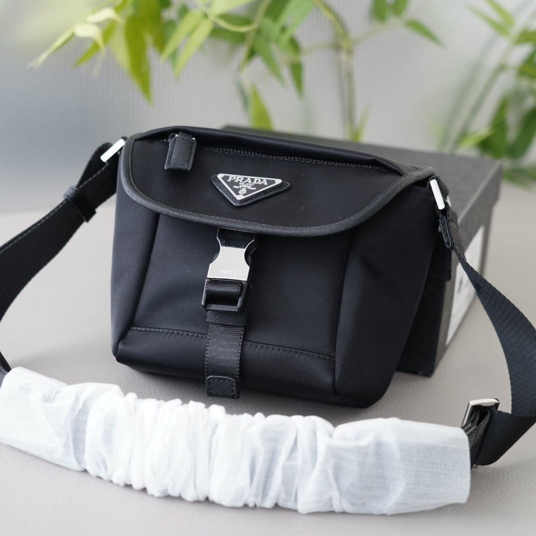 MEDIUM FLAP BAG 20 IN BLACK RE-NYLON