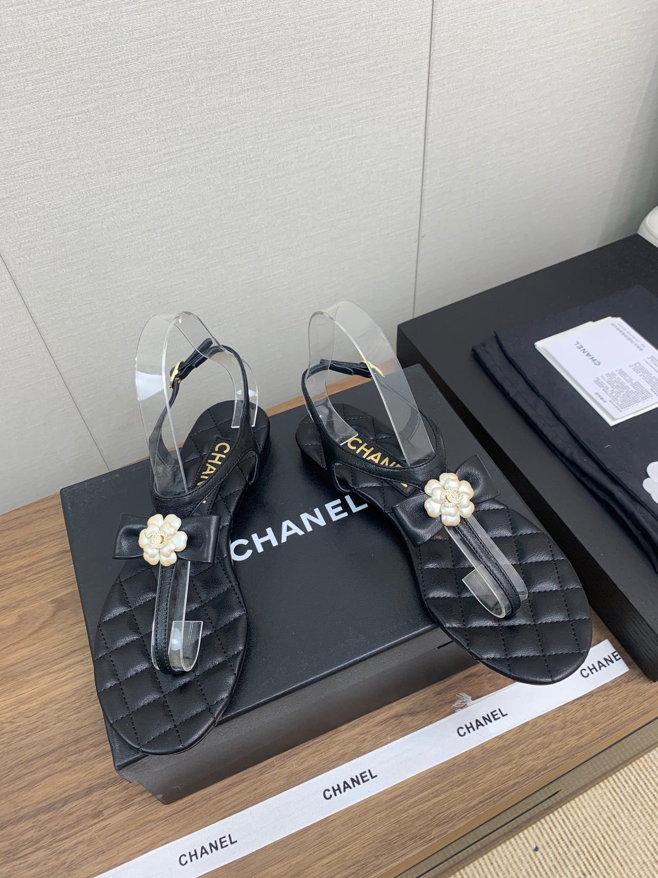 CC THONG SANDAL IN BLACK LAMBSKIN WITH PEARL FLOWER