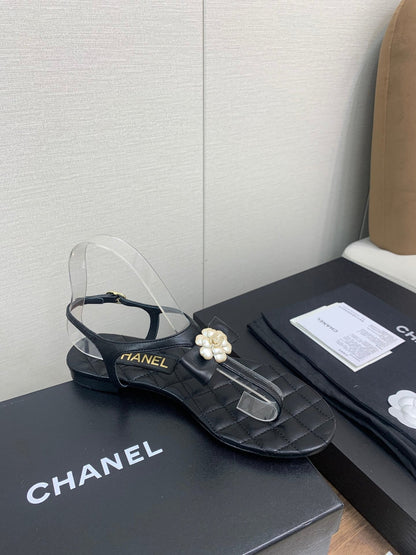 CC THONG SANDAL IN BLACK LAMBSKIN WITH PEARL FLOWER