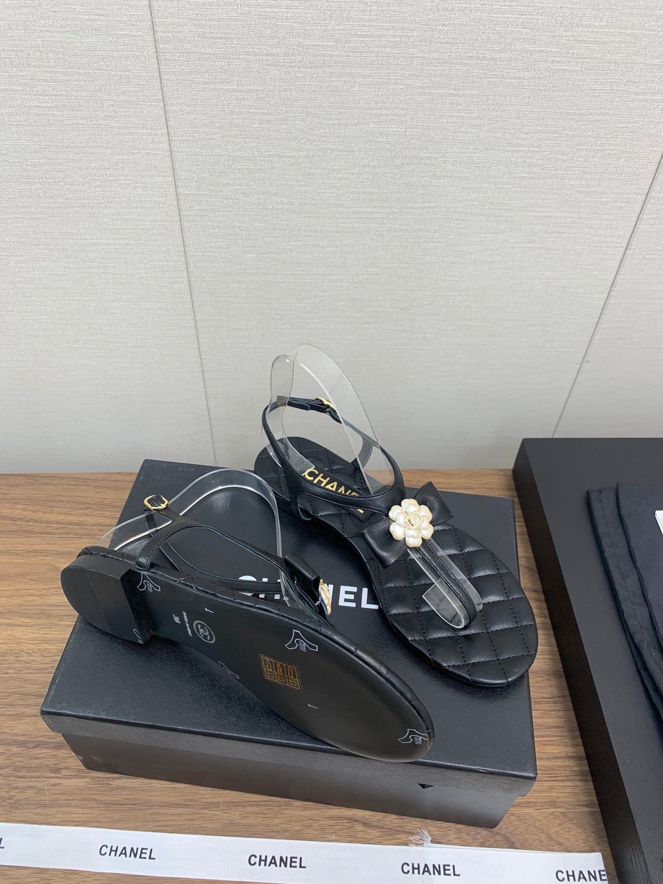 CC THONG SANDAL IN BLACK LAMBSKIN WITH PEARL FLOWER