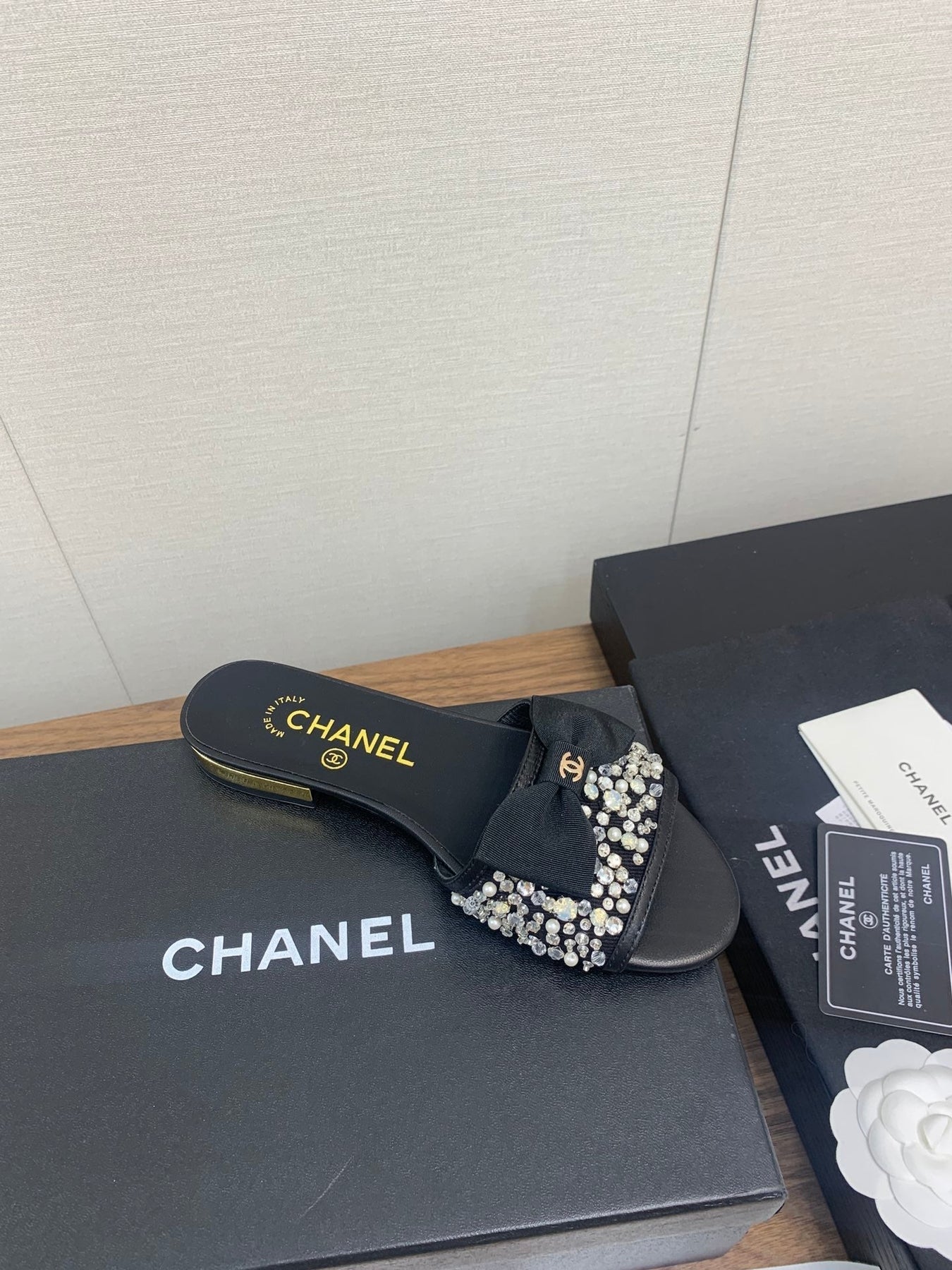 BOW SLIPPERS IN BLACK LAMBSKIN WITH RHINESTONES