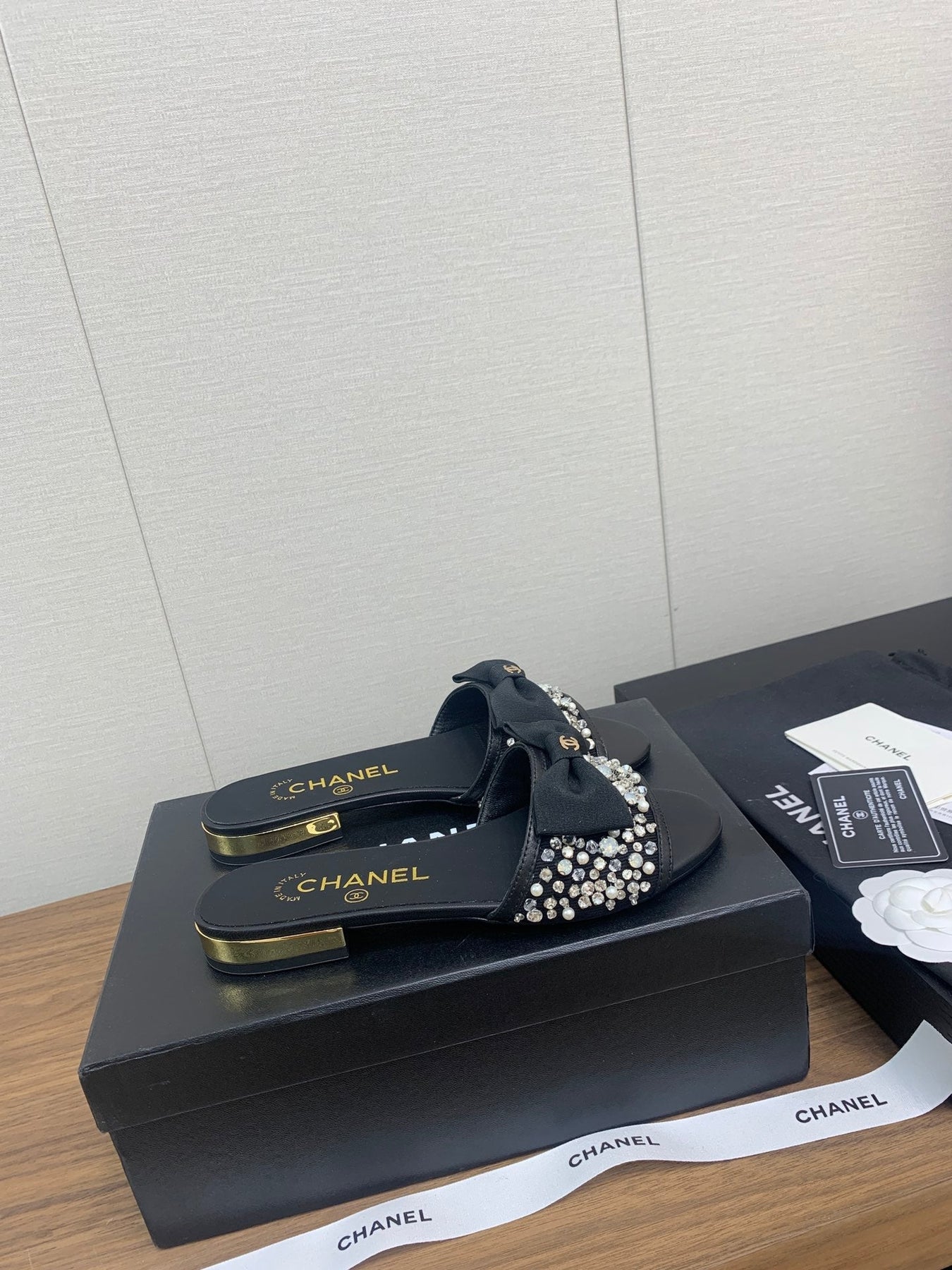 BOW SLIPPERS IN BLACK LAMBSKIN WITH RHINESTONES