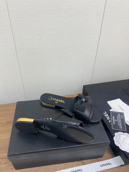 BOW SLIPPERS IN BLACK LAMBSKIN