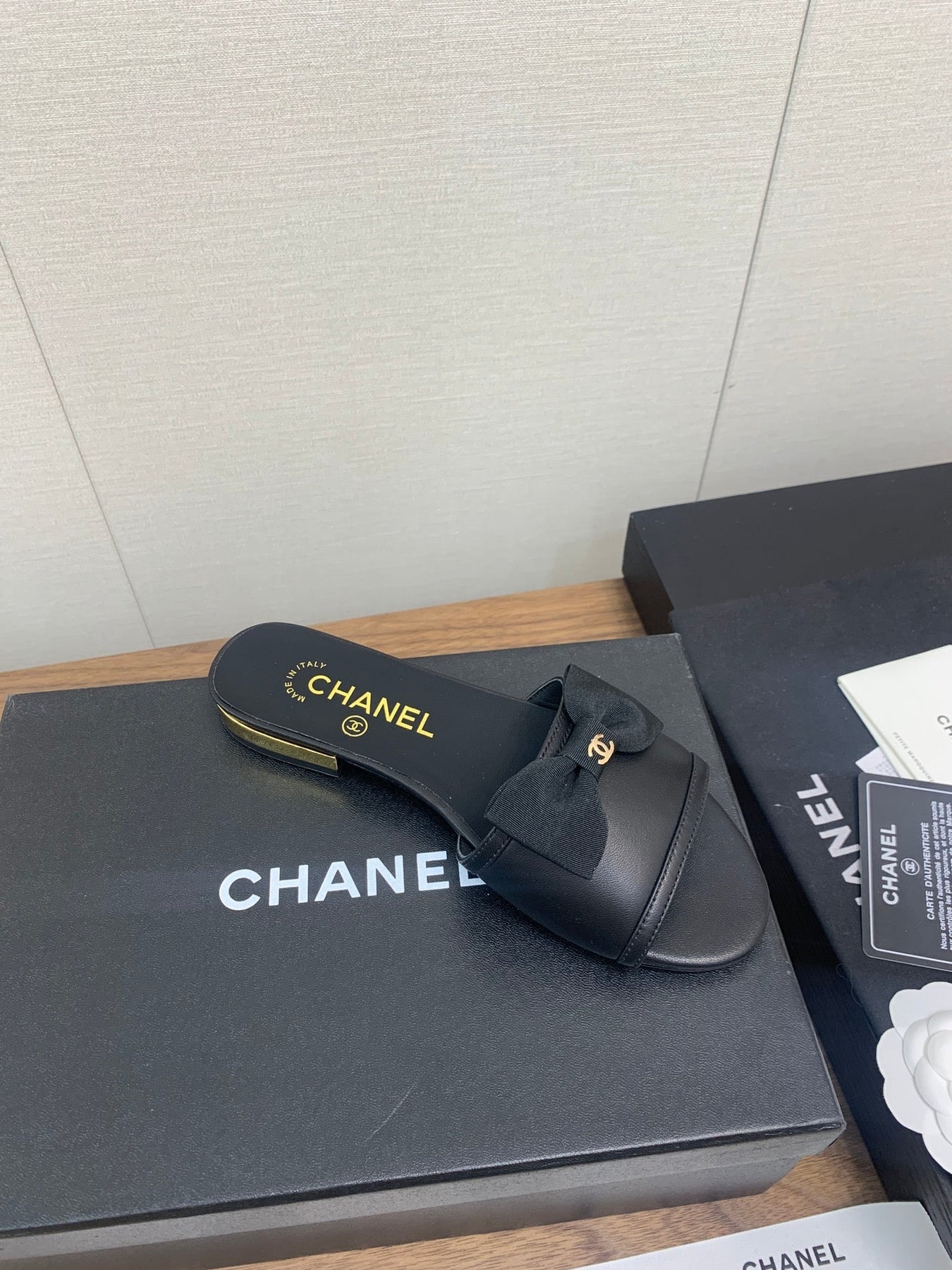 BOW SLIPPERS IN BLACK LAMBSKIN