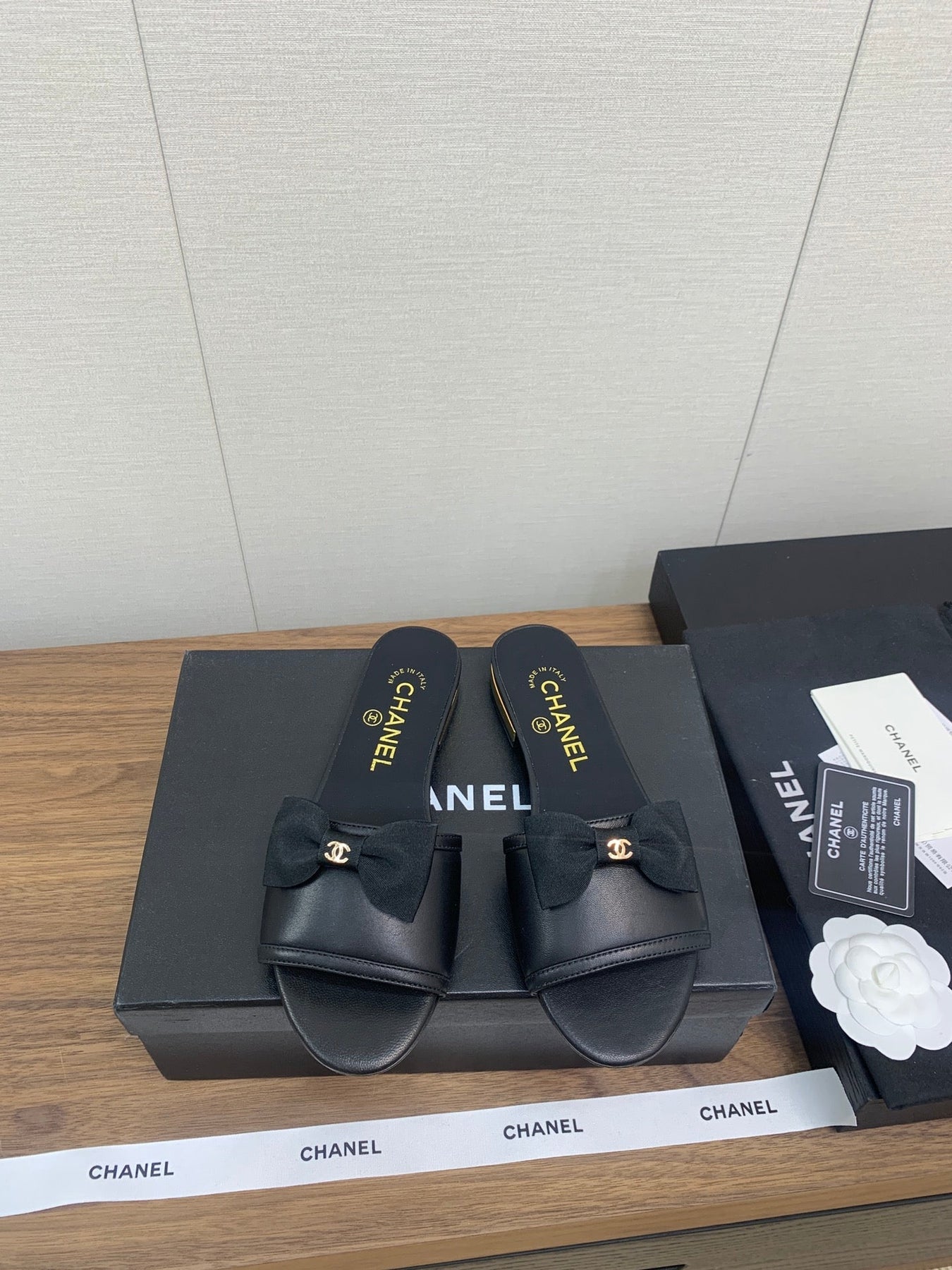 BOW SLIPPERS IN BLACK LAMBSKIN