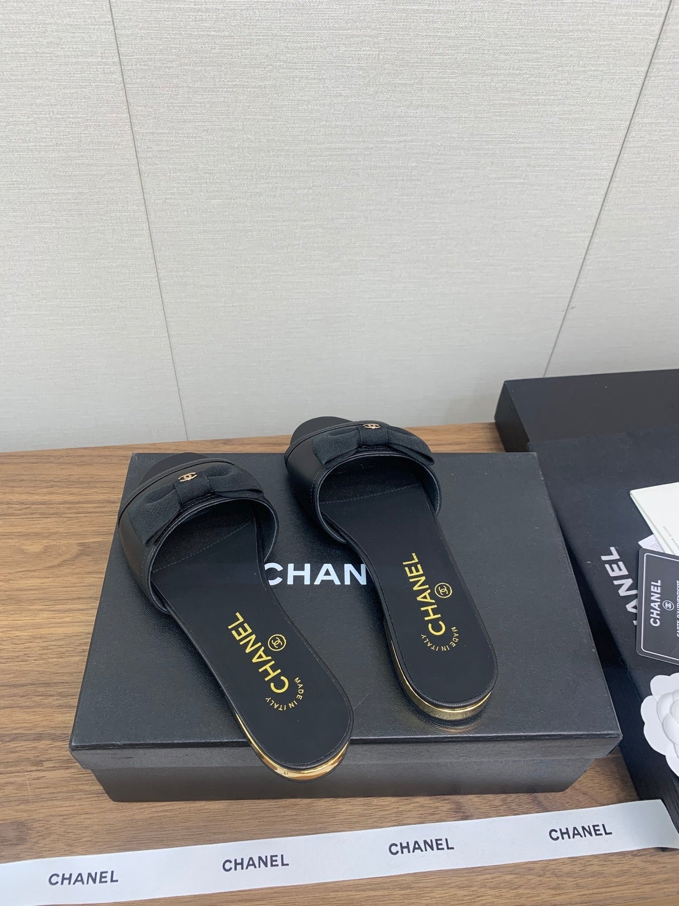 BOW SLIPPERS IN BLACK LAMBSKIN