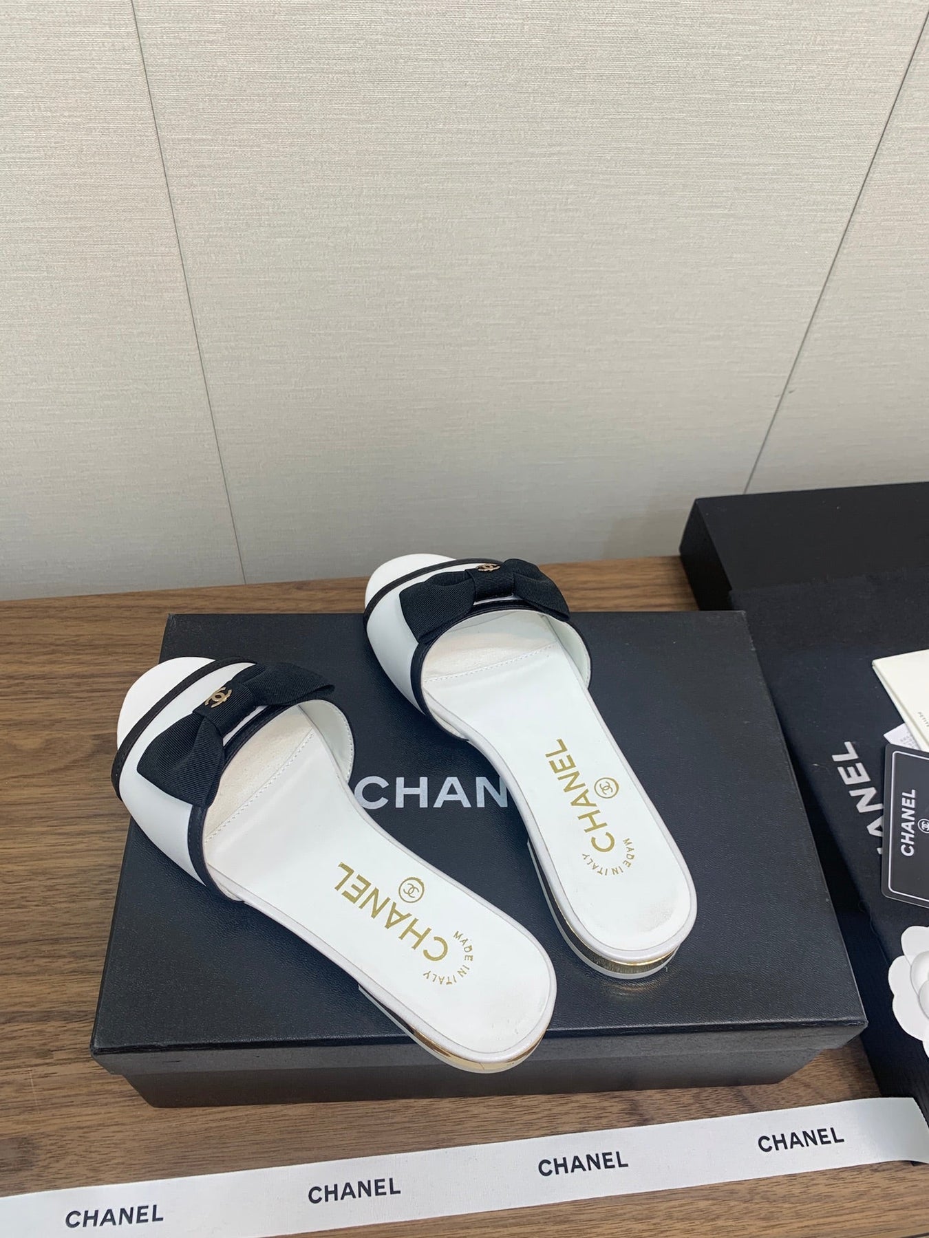 BOW SLIPPERS IN WHITE LAMBSKIN