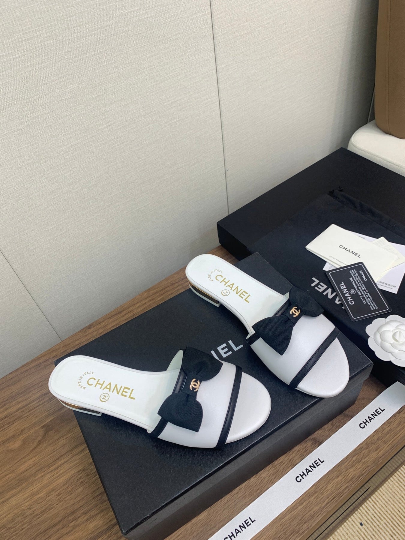 BOW SLIPPERS IN WHITE LAMBSKIN