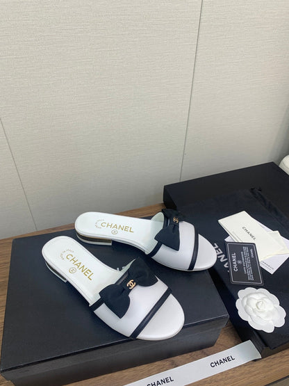 BOW SLIPPERS IN WHITE LAMBSKIN