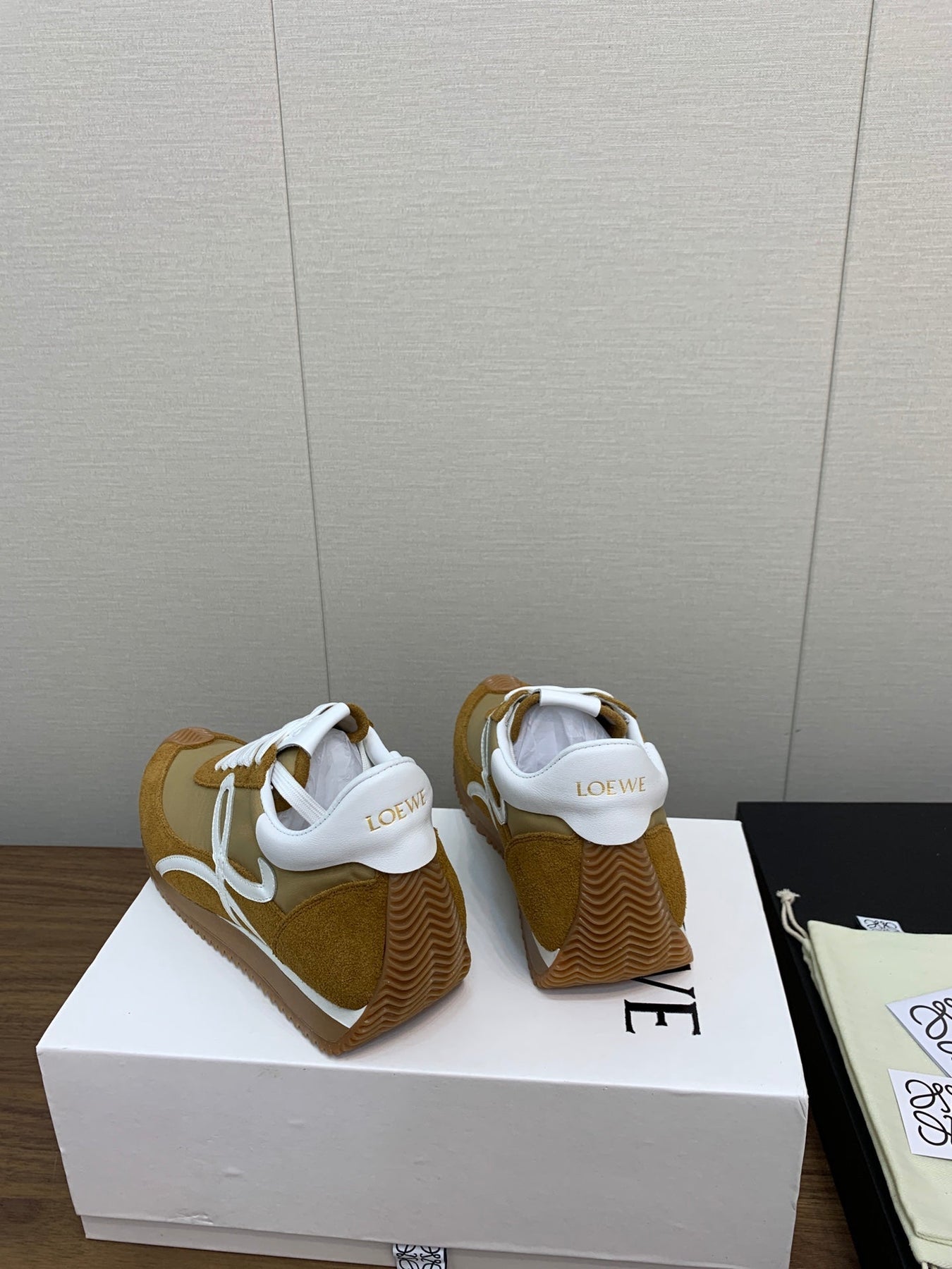 LW FLOW RUNNER SNEAKER GOLDENROD SUEDE