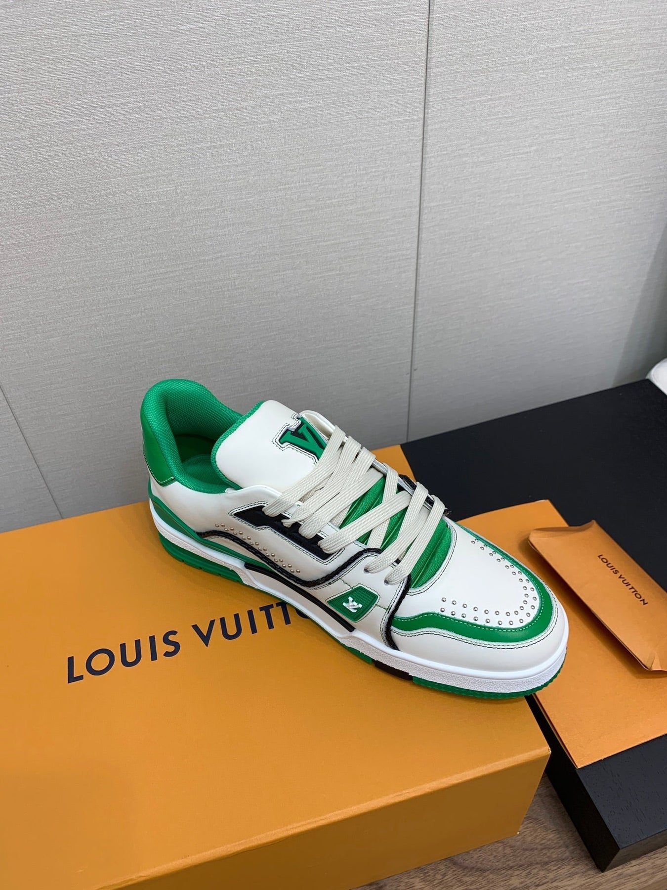 LV WOMEN'S TRAINER IN WHITE MIX GREEN CALFSKIN