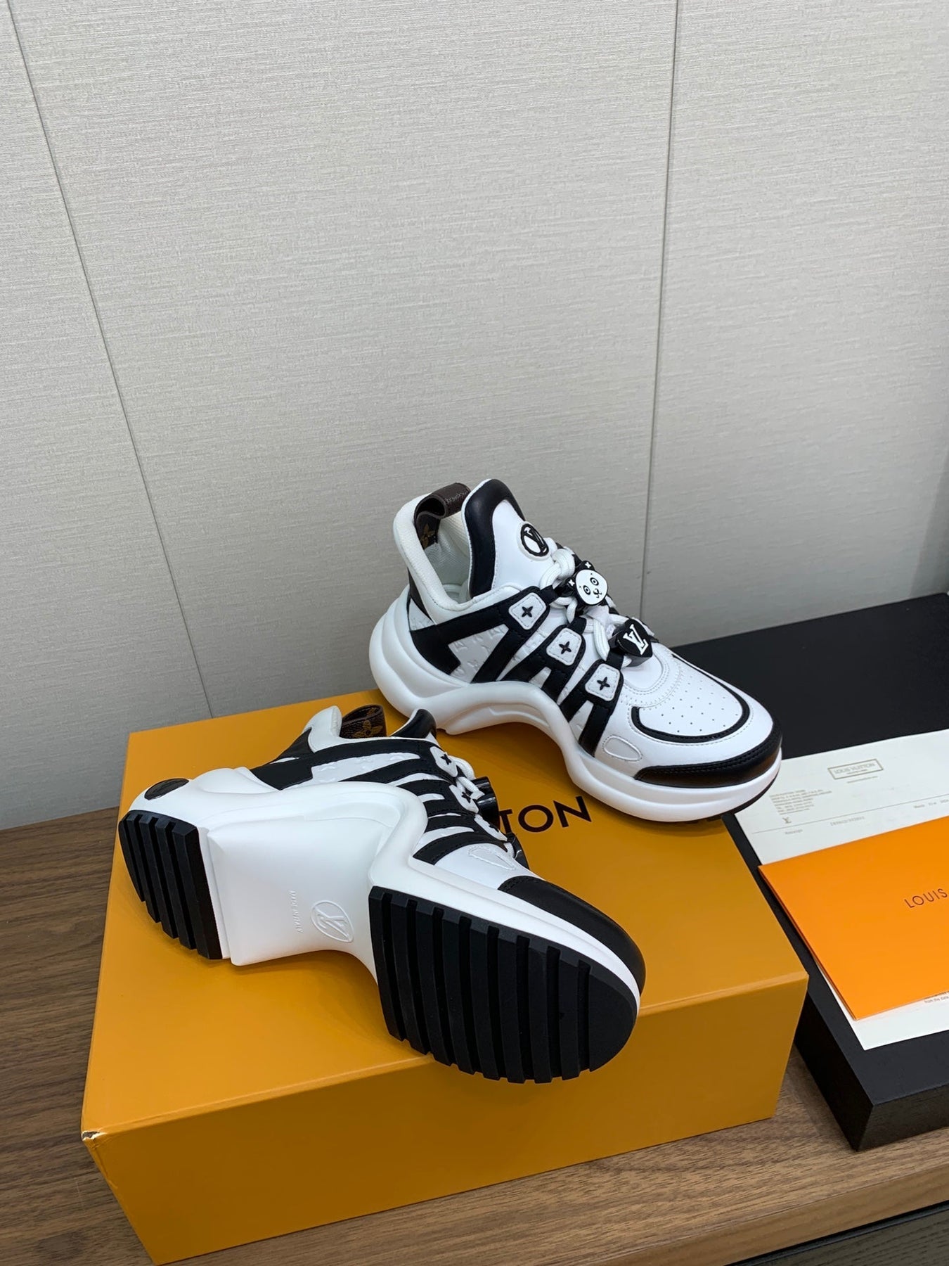LV ARCHLIGHT SNEAKER BLACK MIX WHITE