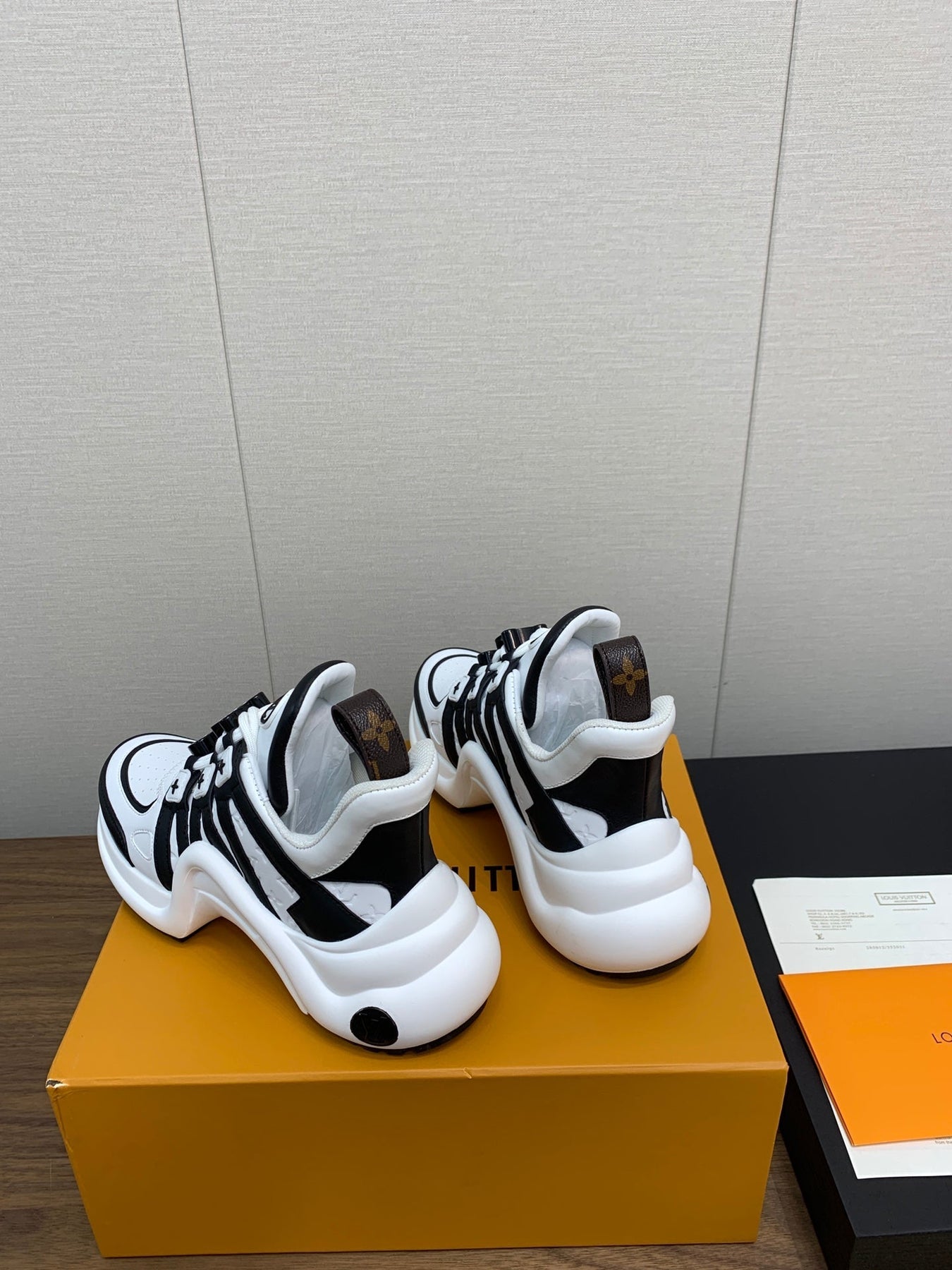 LV ARCHLIGHT SNEAKER BLACK MIX WHITE