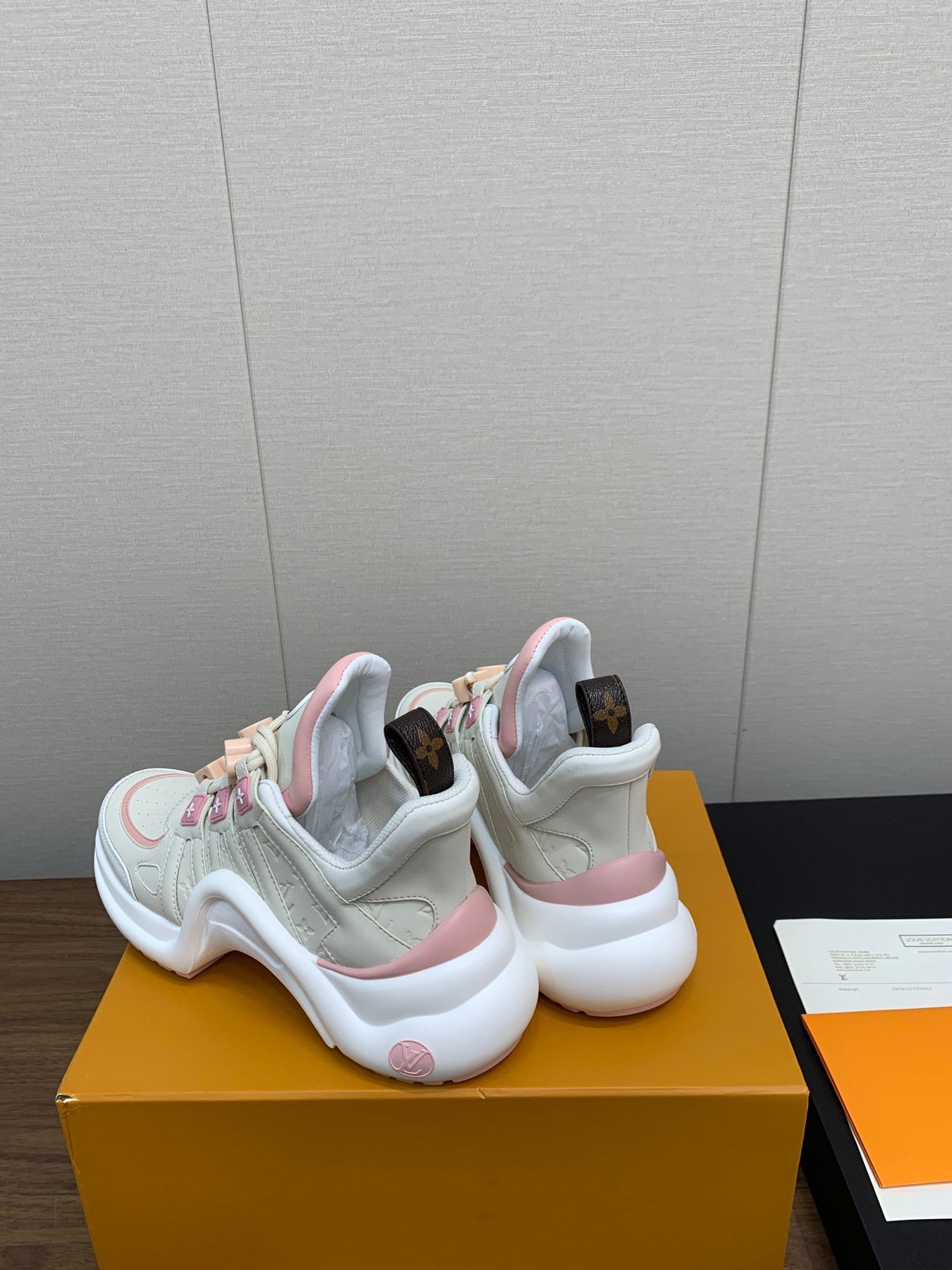 LV ARCHLIGHT SNEAKER BEIGE MIX LIGHT PINK