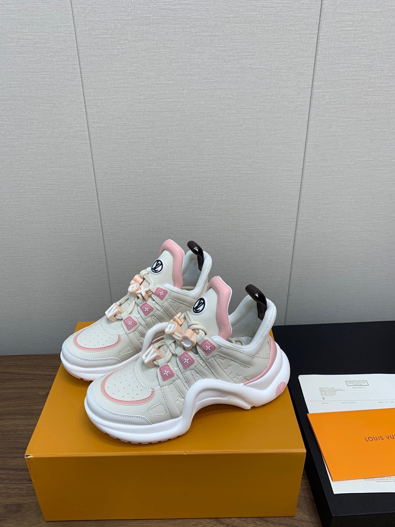 LV ARCHLIGHT SNEAKER BEIGE MIX LIGHT PINK