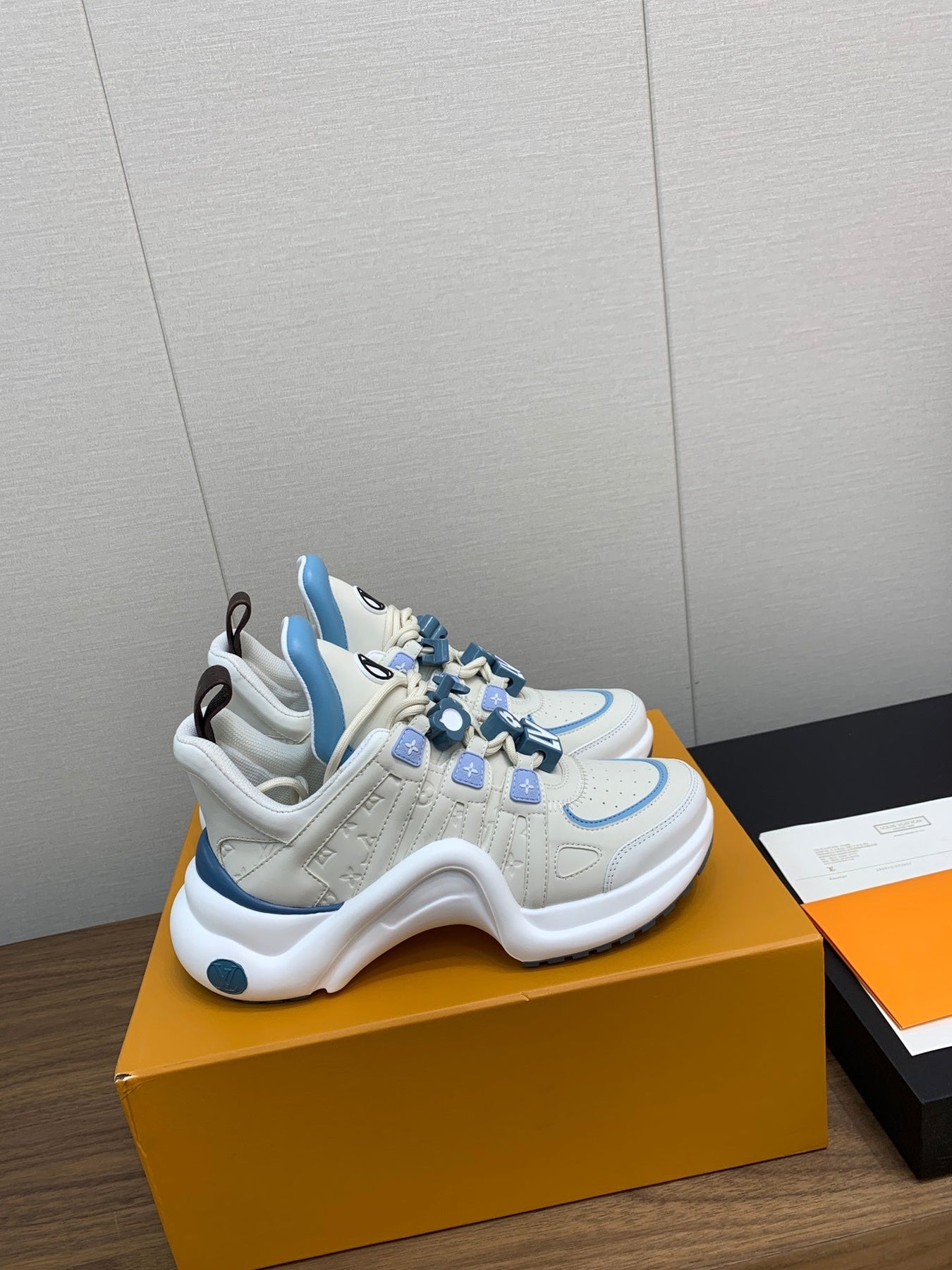 LV ARCHLIGHT SNEAKER BEIGE MIX COBALT BLUE CALFSKIN