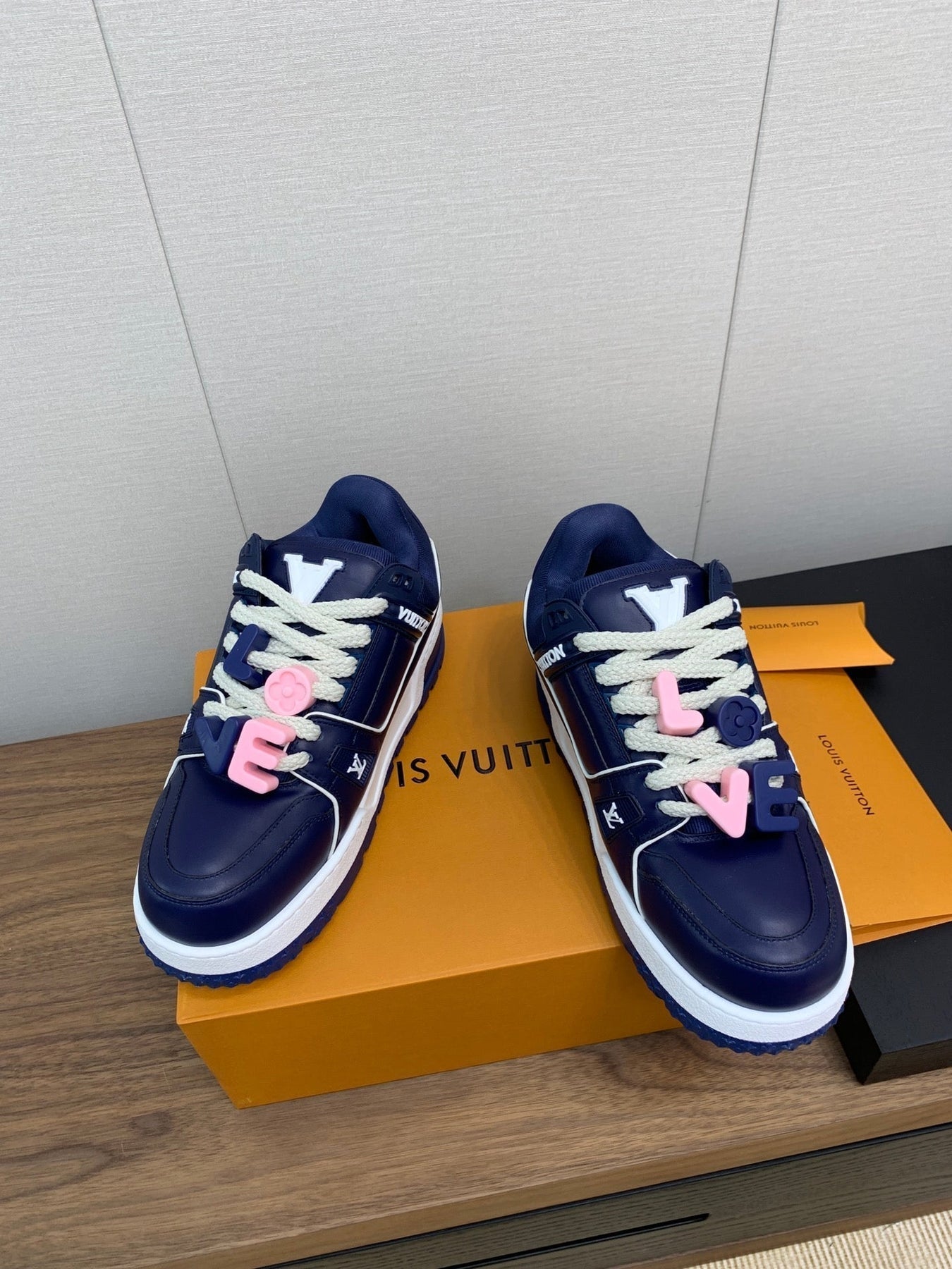 LV WOMEN'S TRAINER IN NAVY BLUE CALFSKIN