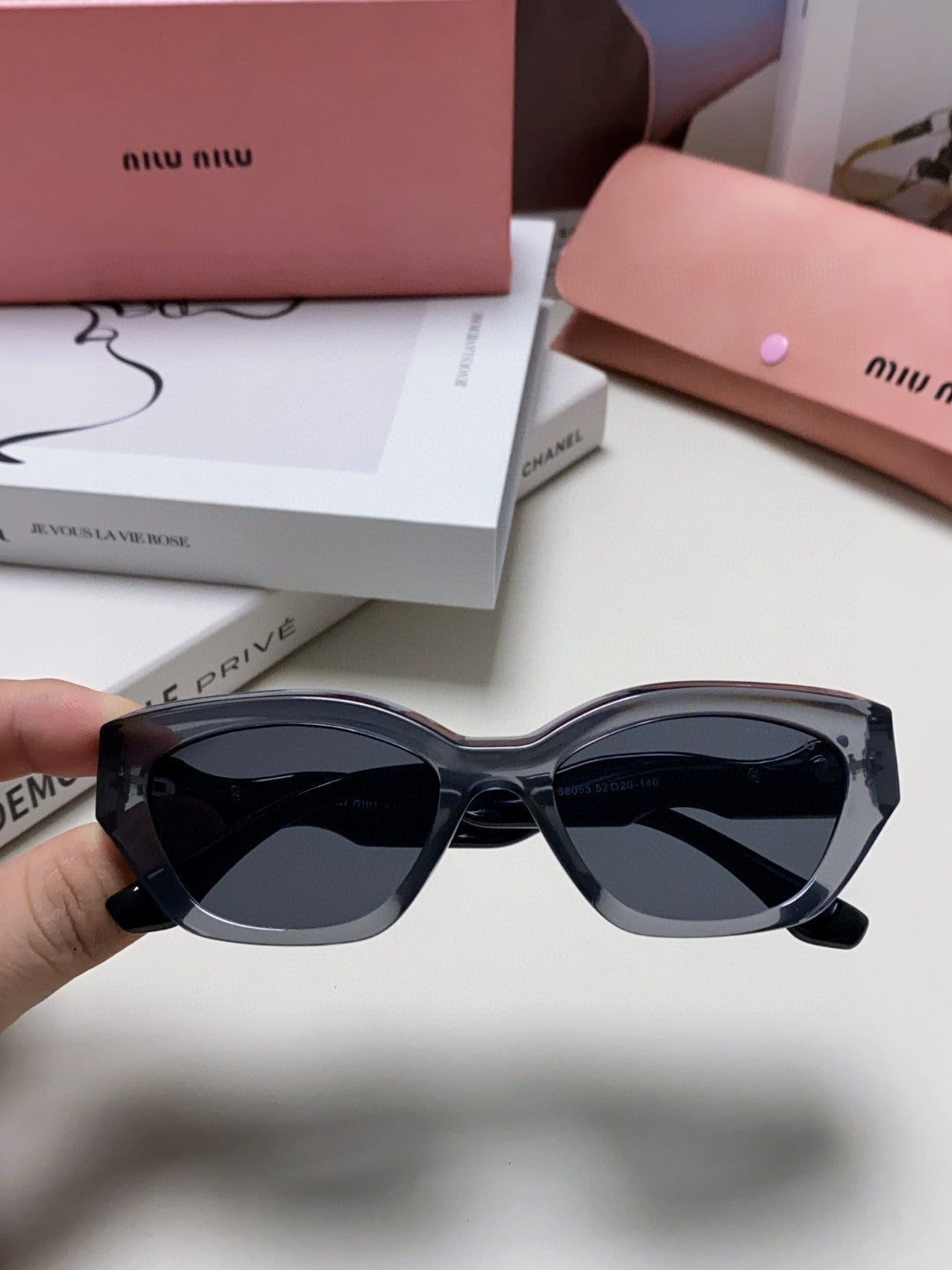 LOGO CAT EYE SUNGLASSES 513006 IN BLACK AND GREY CLEAR ACETATE WAVY FRAME