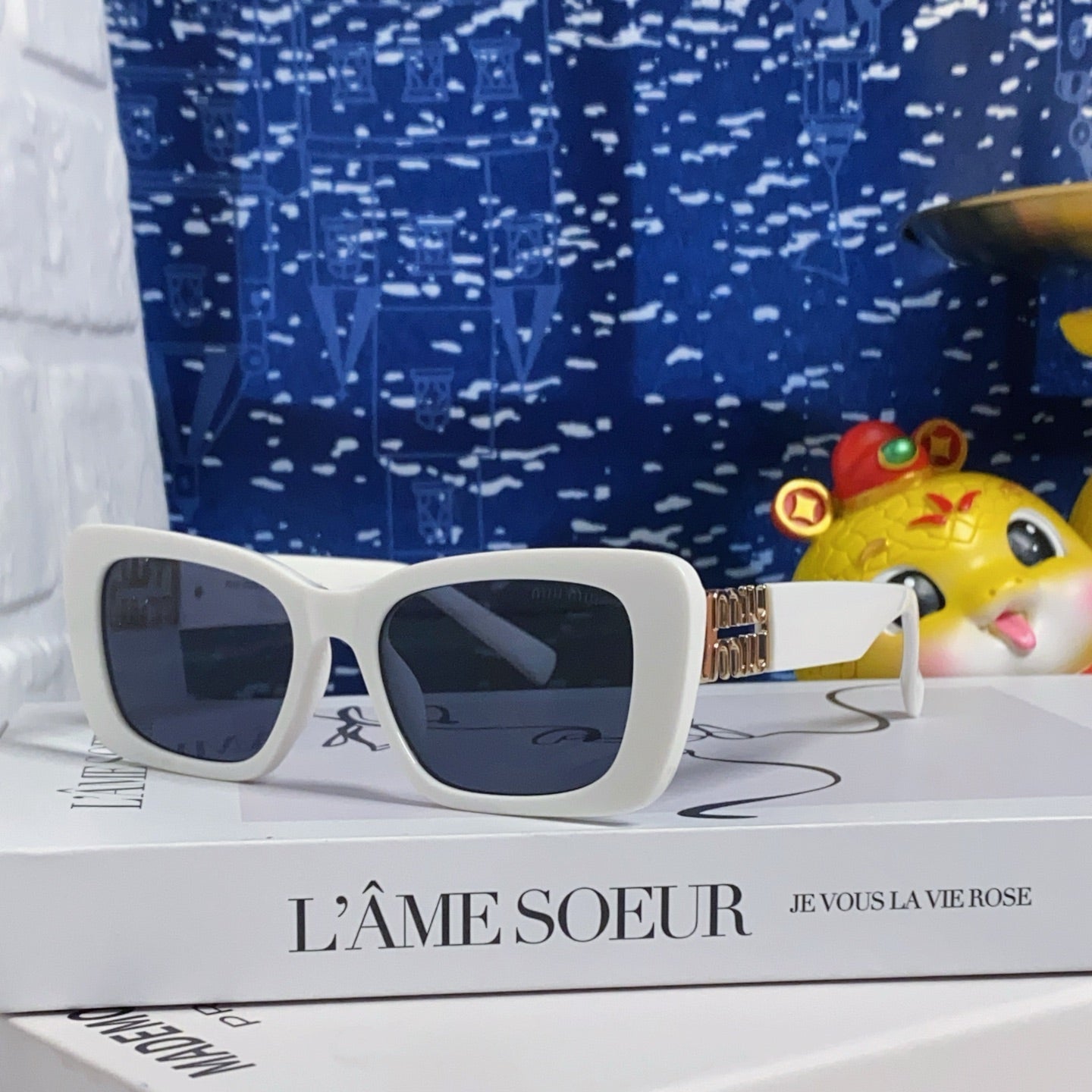 GLIMPSE SUNGLASSES 558346 IN WHITE ACETATE GOLD EMBOSSED LOGO