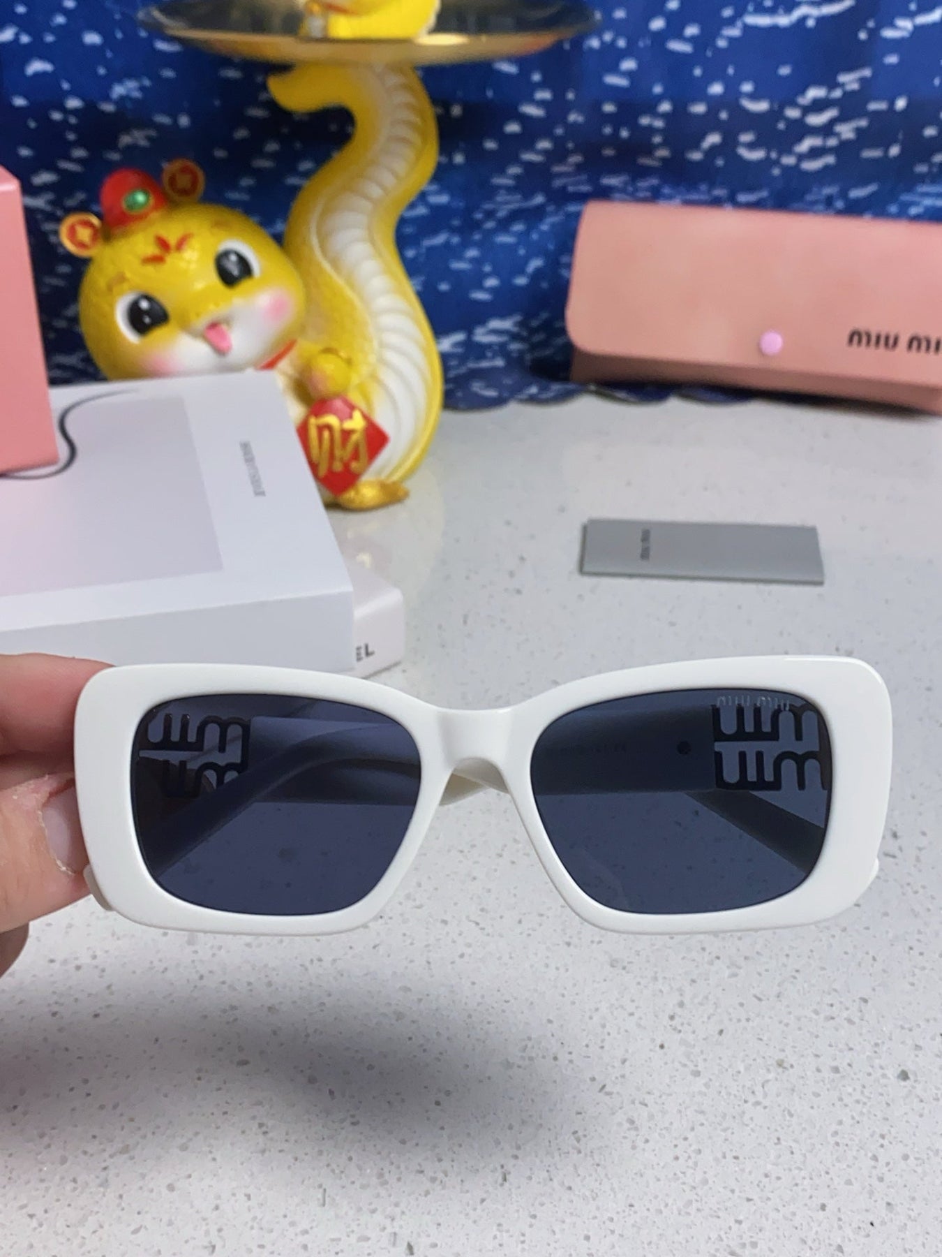 GLIMPSE SUNGLASSES 558346 IN WHITE ACETATE GOLD EMBOSSED LOGO