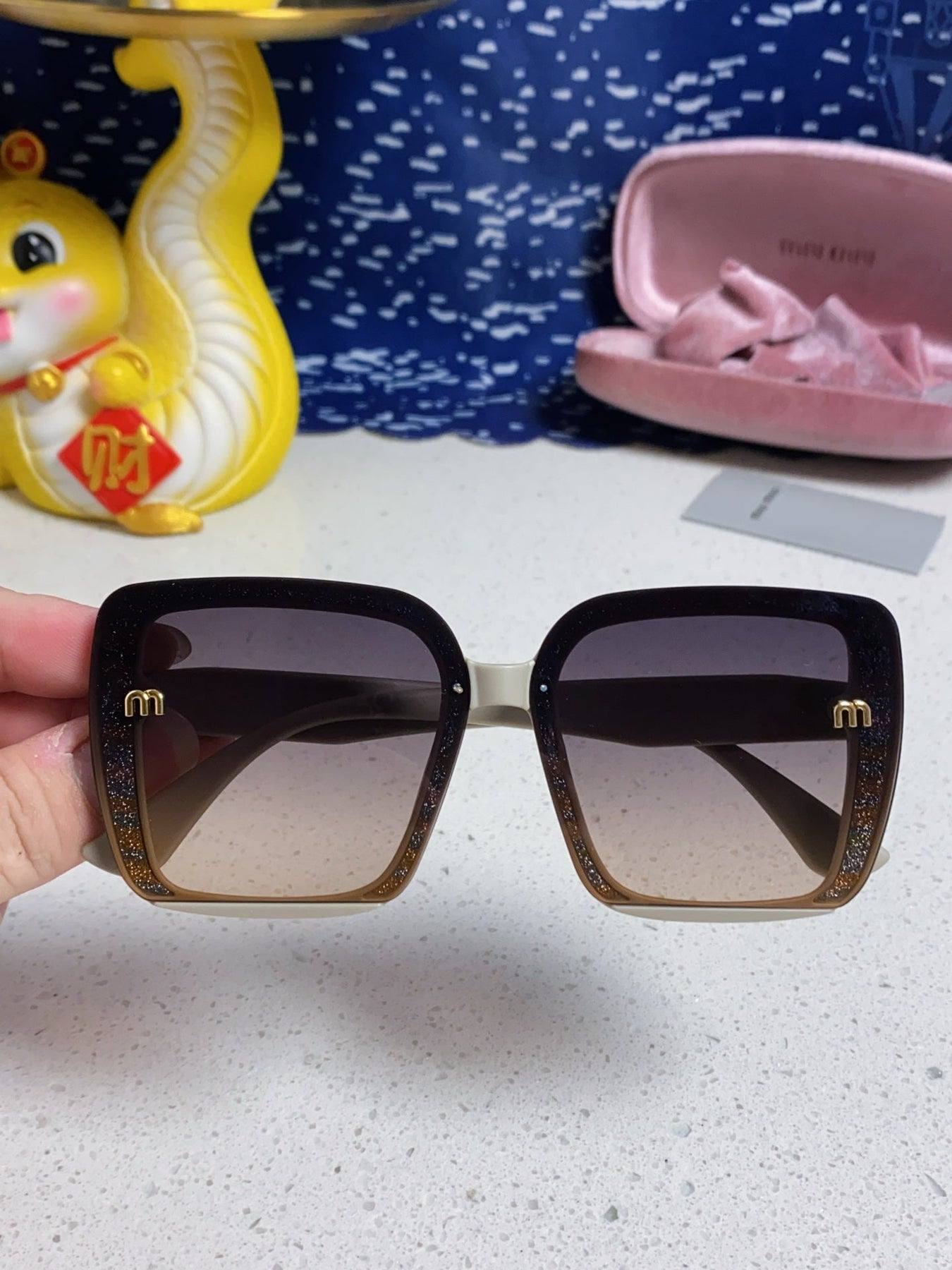 RUNWAY SQUARE SUNGLASSES 563196 IN BEIGE ACETATE