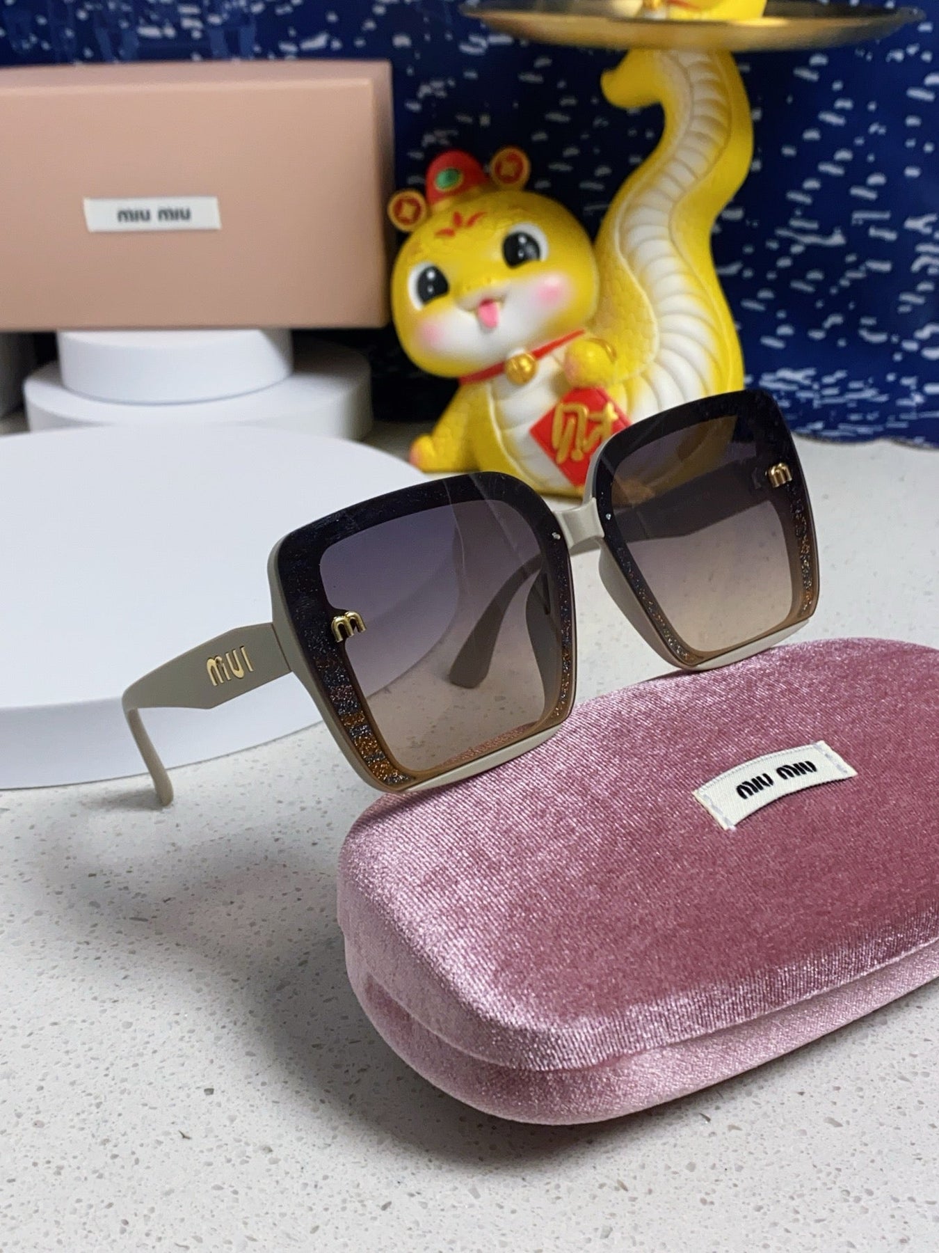 RUNWAY SQUARE SUNGLASSES 563196 IN BEIGE ACETATE