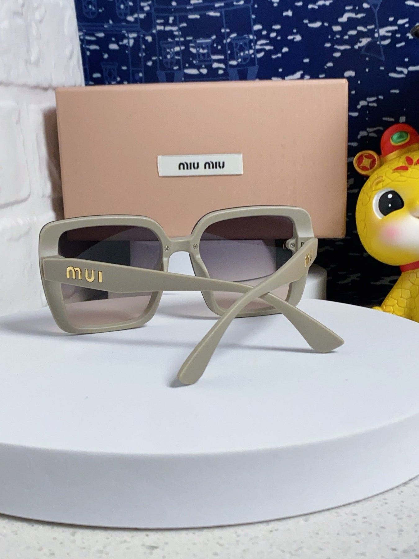 RUNWAY SQUARE SUNGLASSES 563196 IN BEIGE ACETATE