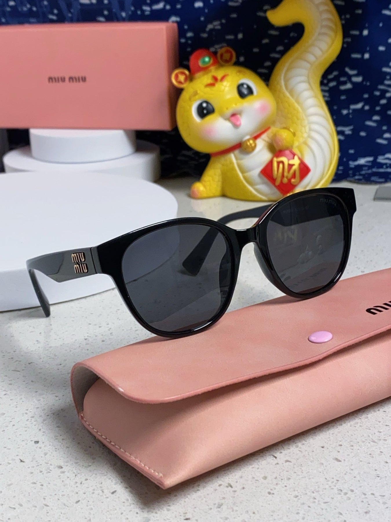 RUNWAY SUNGLASSES 567505 IN BLACK ACETATE BLACK LENSES