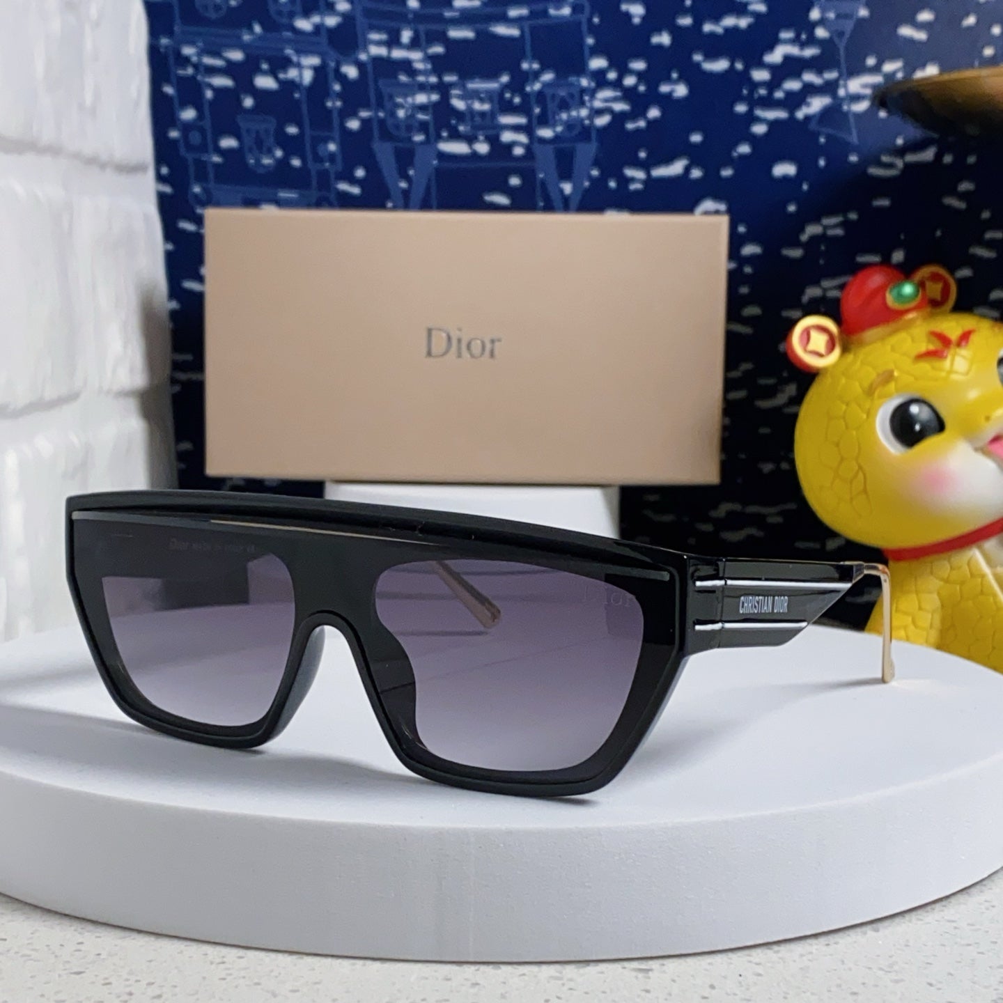 MONTAIGNE SUNGLASS CLUB M7U IN BLACK ACETATE