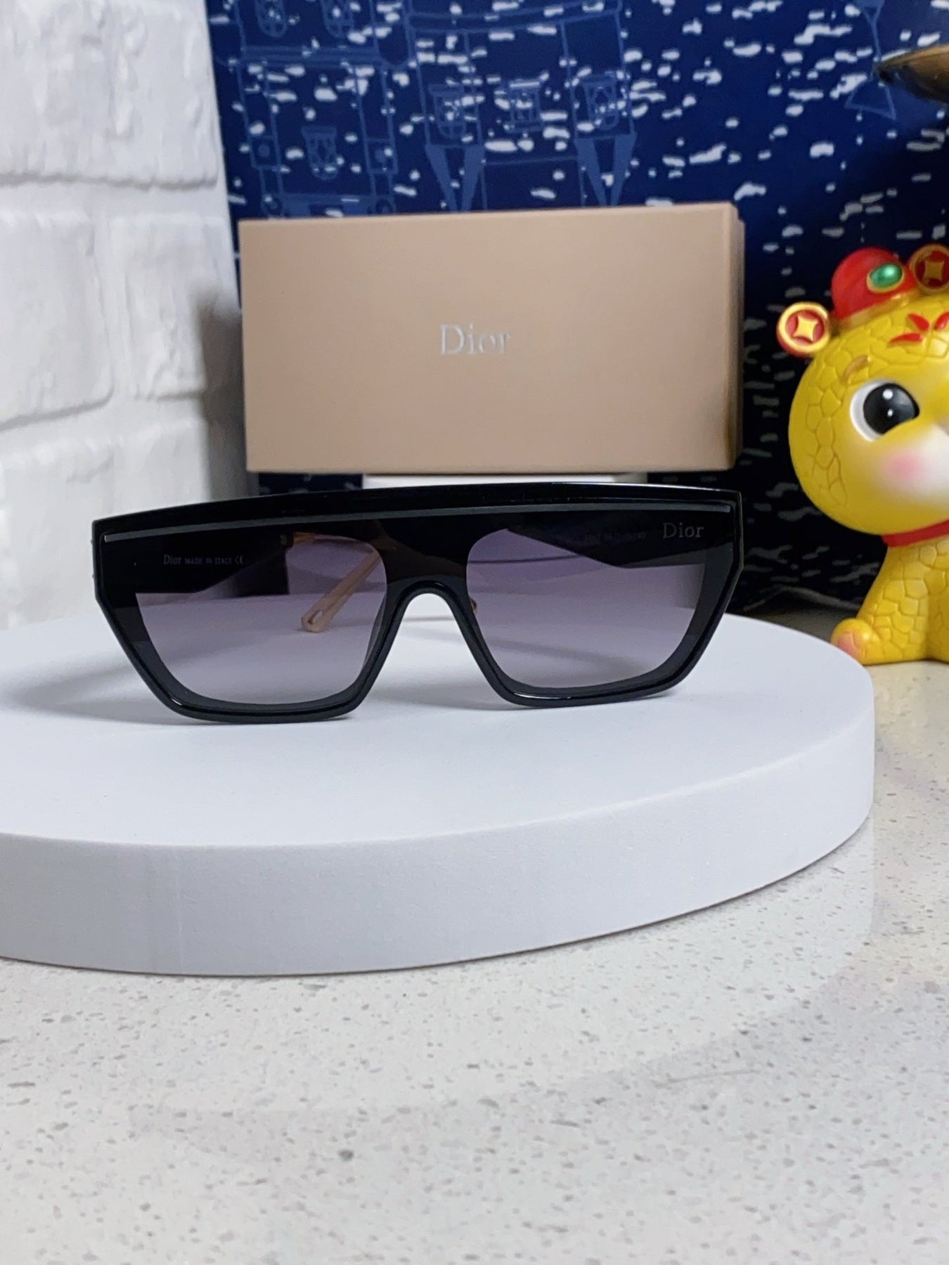 MONTAIGNE SUNGLASS CLUB M7U IN BLACK ACETATE