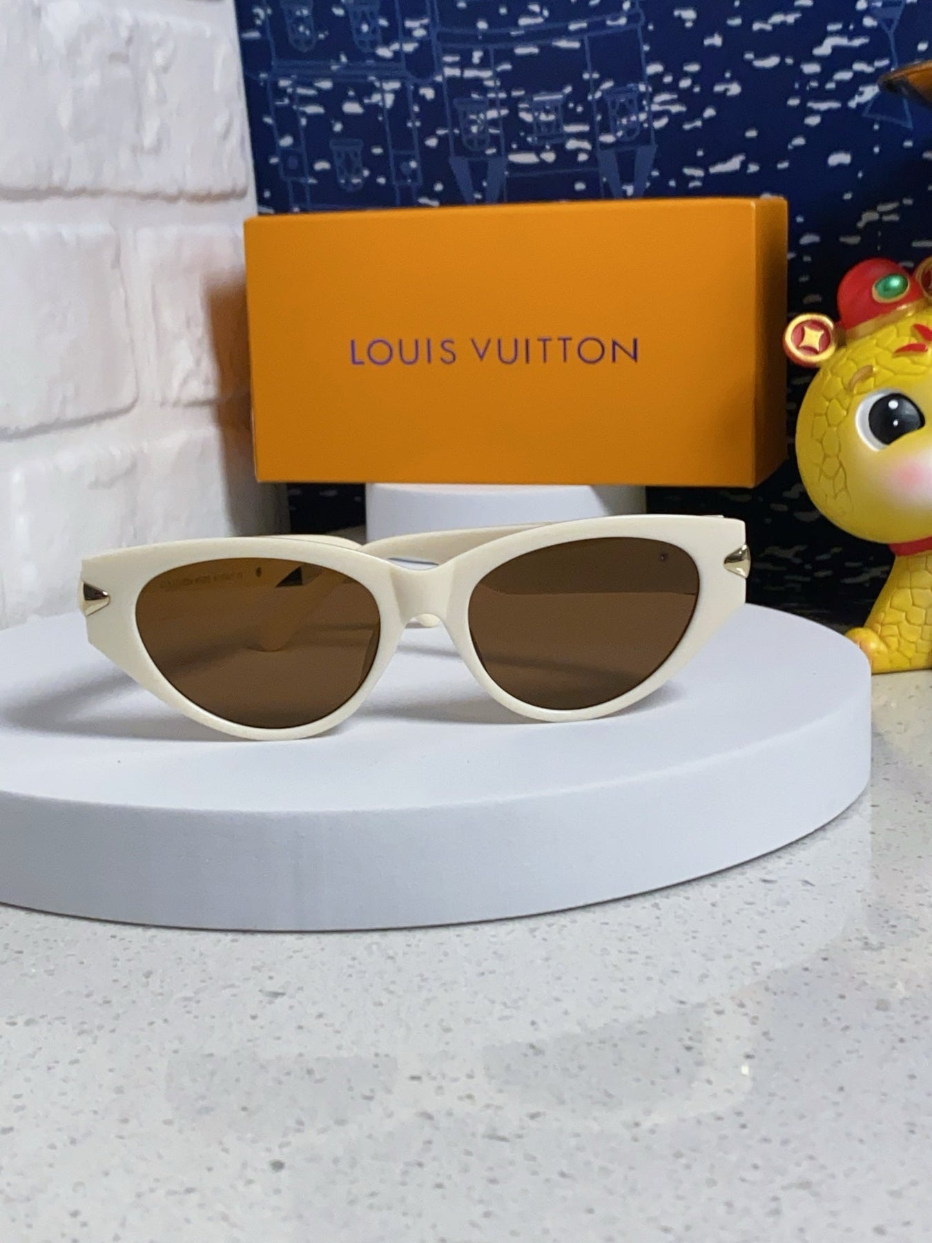 CAT EYE SUNGLASSES 576884 IN IVORY AND GOLD ACETATE