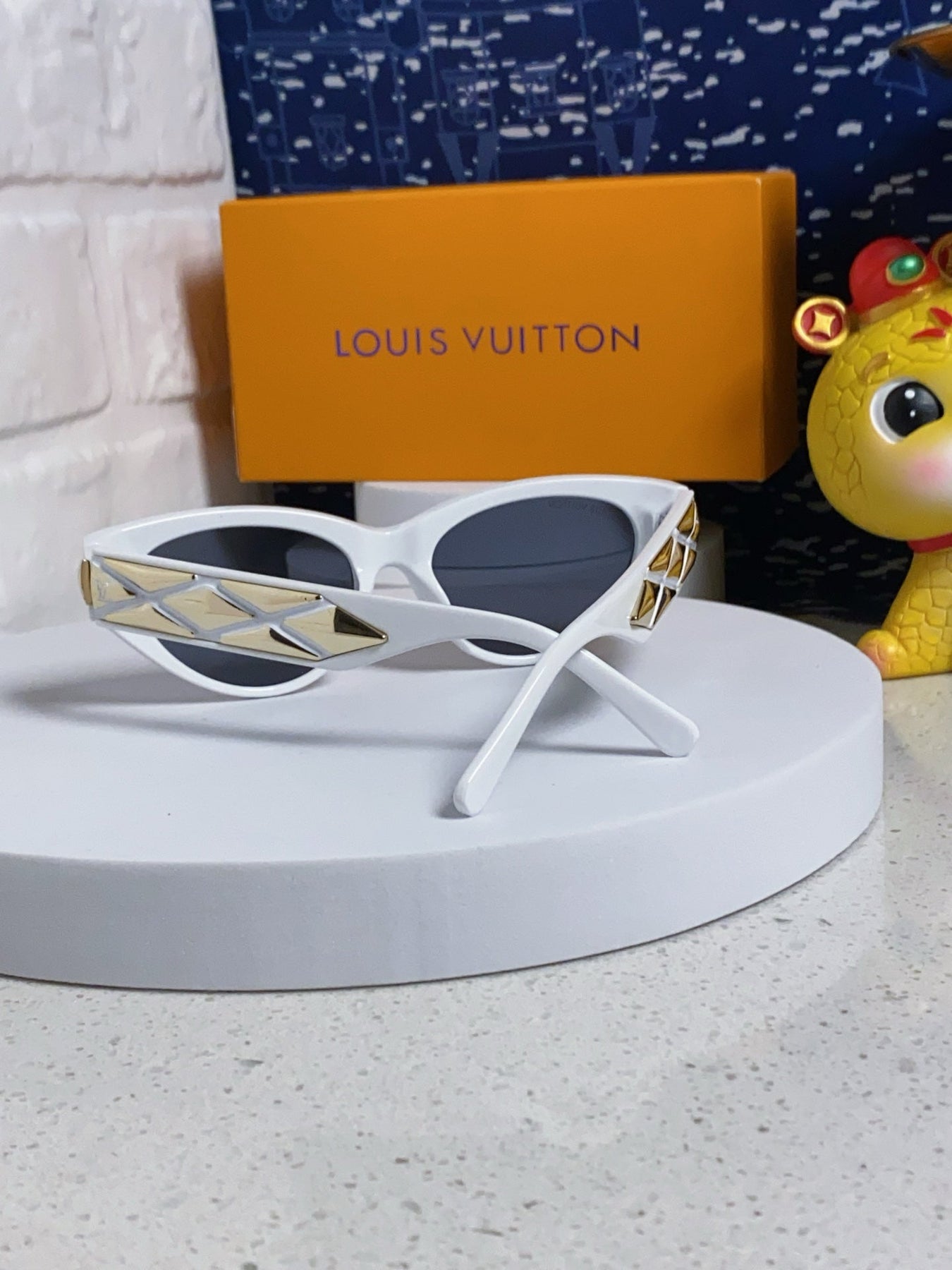 CAT EYE SUNGLASSES 576885 IN WHITE AND GOLD ACETATE