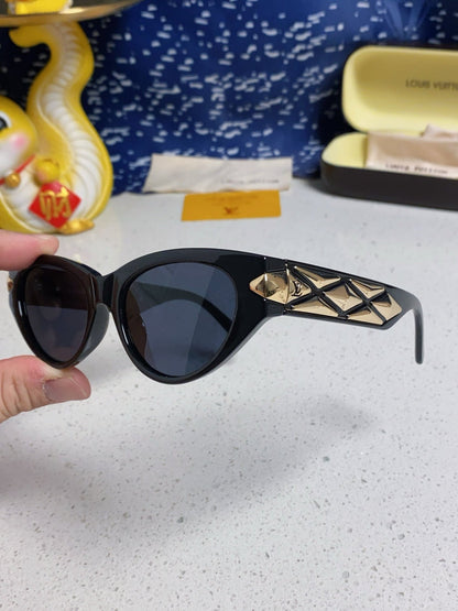 CAT EYE SUNGLASSES 576886 IN BLACK AND GOLD ACETATE