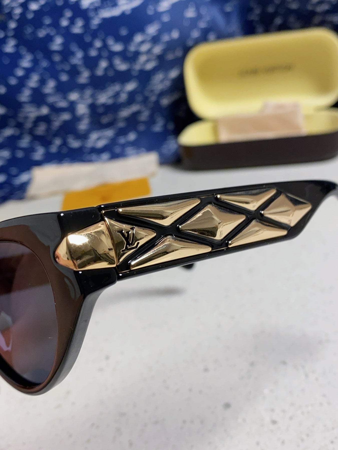 CAT EYE SUNGLASSES 576886 IN BLACK AND GOLD ACETATE