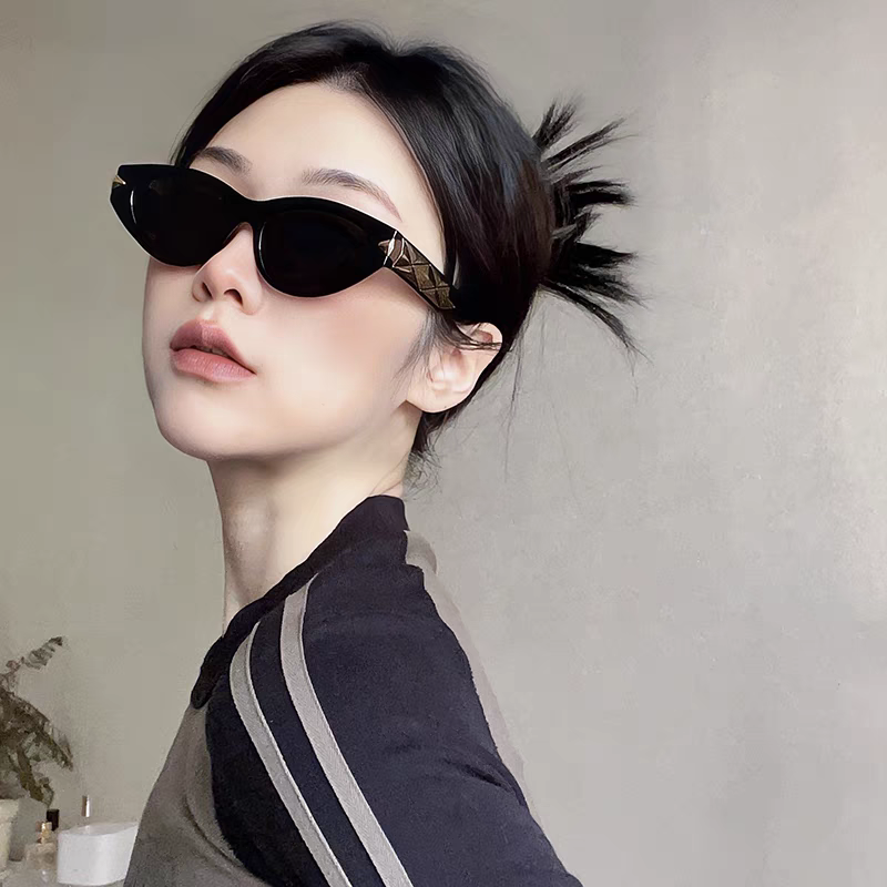 CAT EYE SUNGLASSES 576886 IN BLACK AND GOLD ACETATE