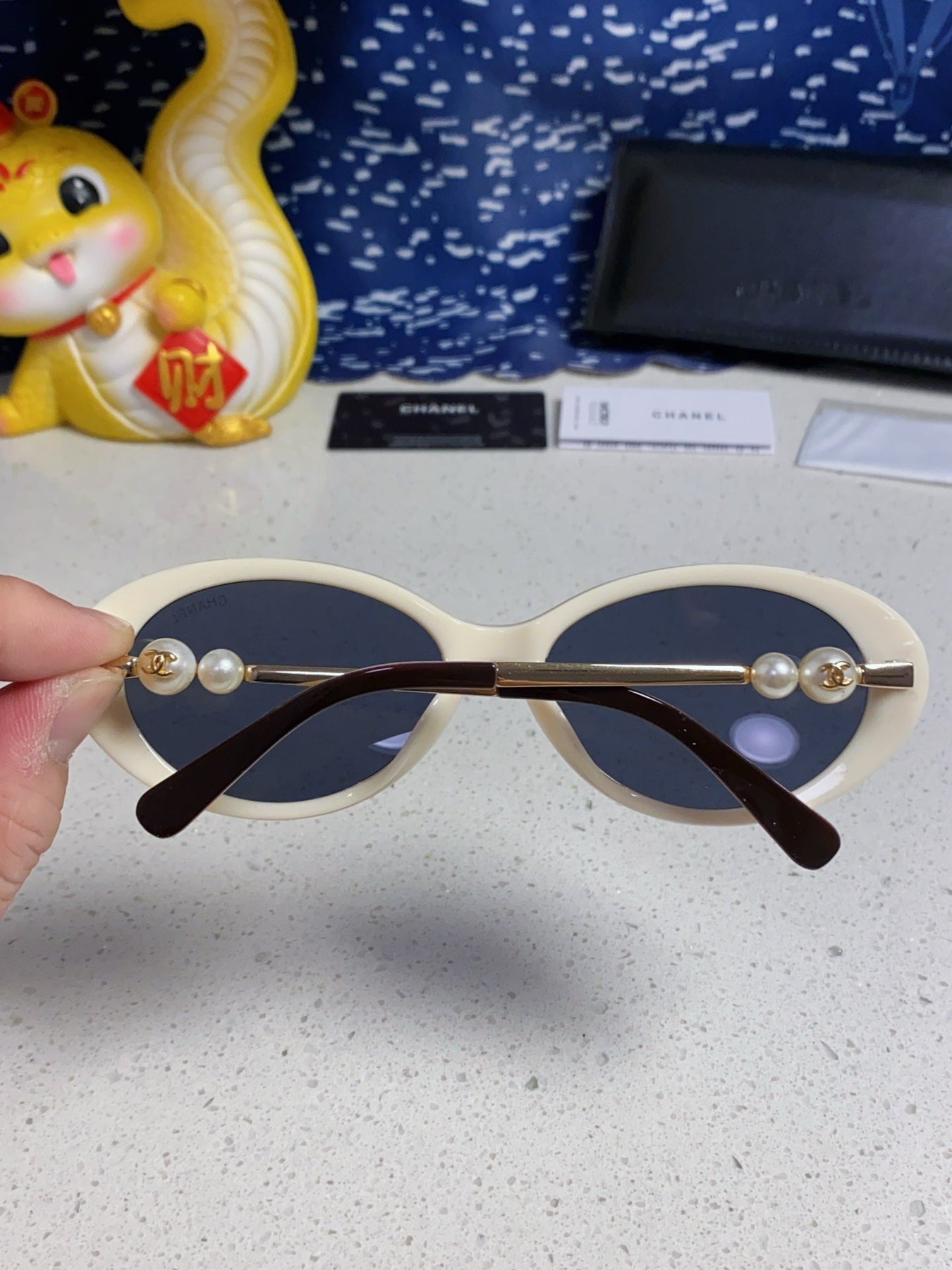 OVAL SUNGLASSES 640343 IN IVORY BROWN ACETATE METAL FRAME EMBOSSED PEARL