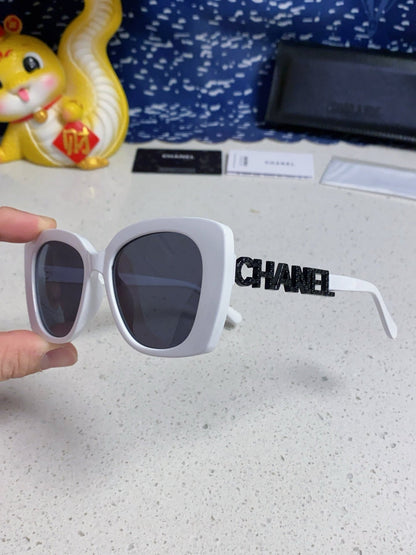 BUTTERFLY SUNGLASSES 641813 IN WHITE ACETATE BLACK METAL LOGO