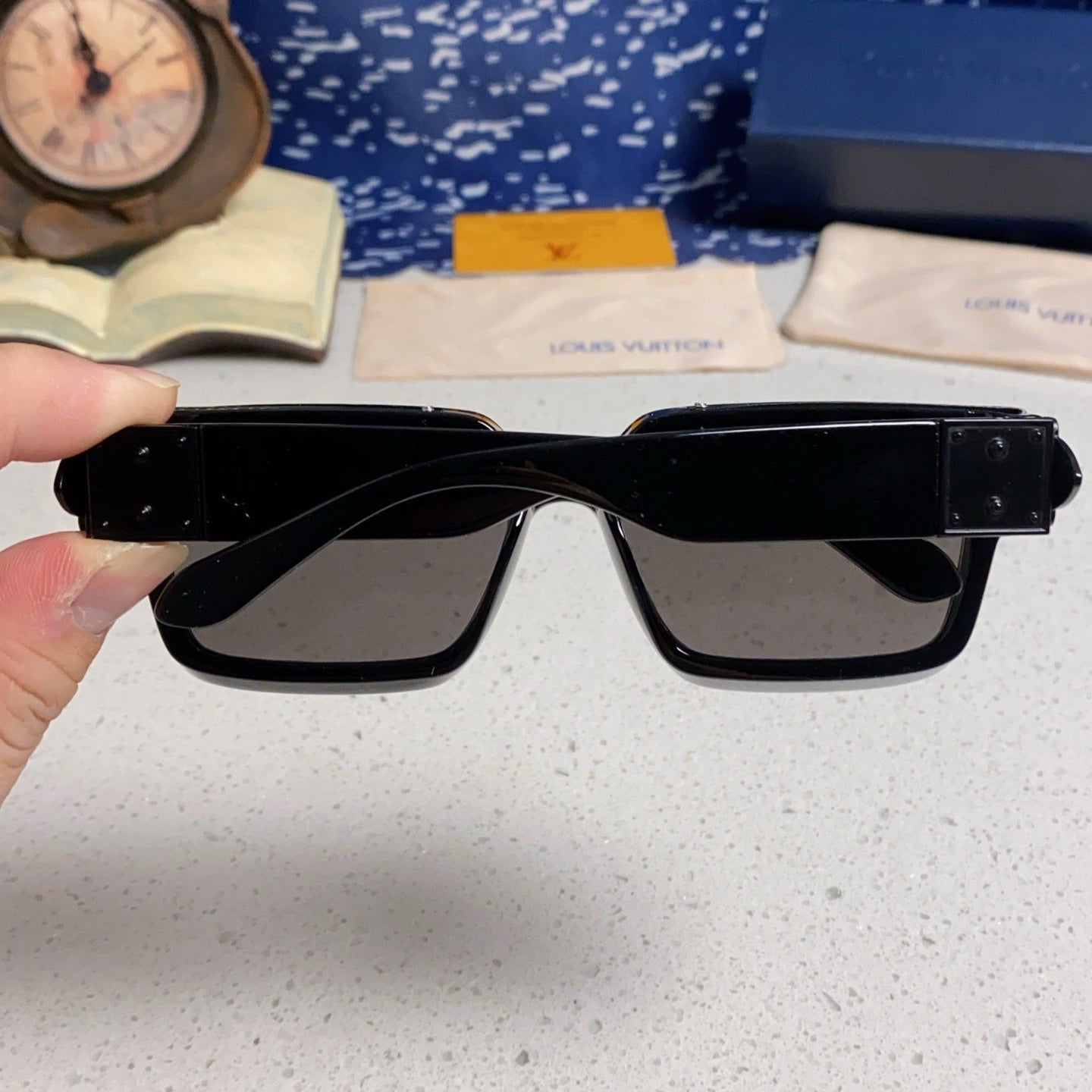 RECTANGLE SUNGLASSES 575846 IN BLACK ACETATE