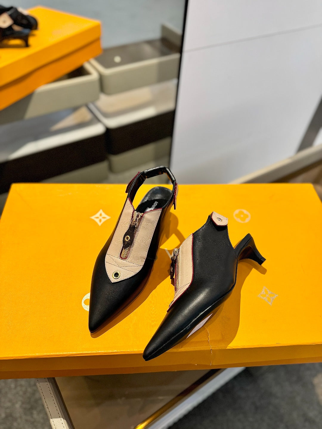 ALLURE HIGH 4.5 CM SLINGBACK IN BLACK MIX SAND BROWN CALFSKIN